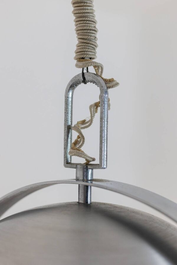 Suspension de Style industriel en métal brossé et opaline. Années 1970.