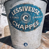 Lessiveuse ancienne en zinc avec son étiquette d’origine et son couvercle.