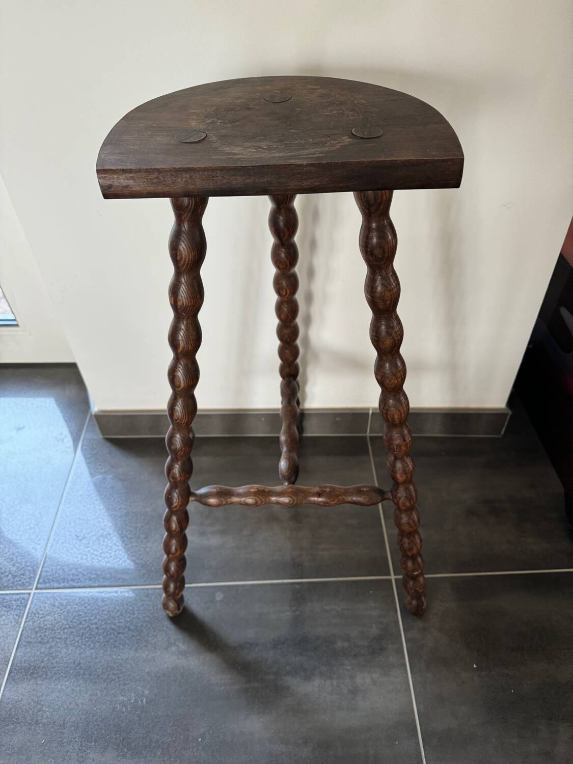 High tripod saddle stool