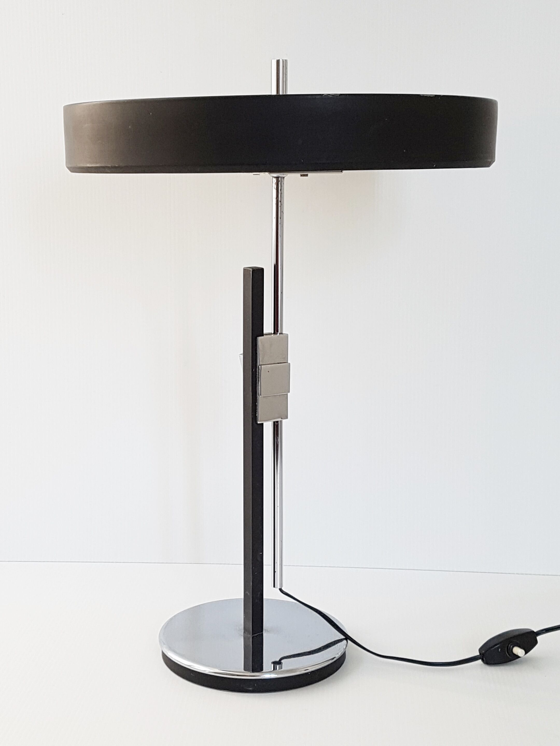 Adjustable height 1960 vintage lamp