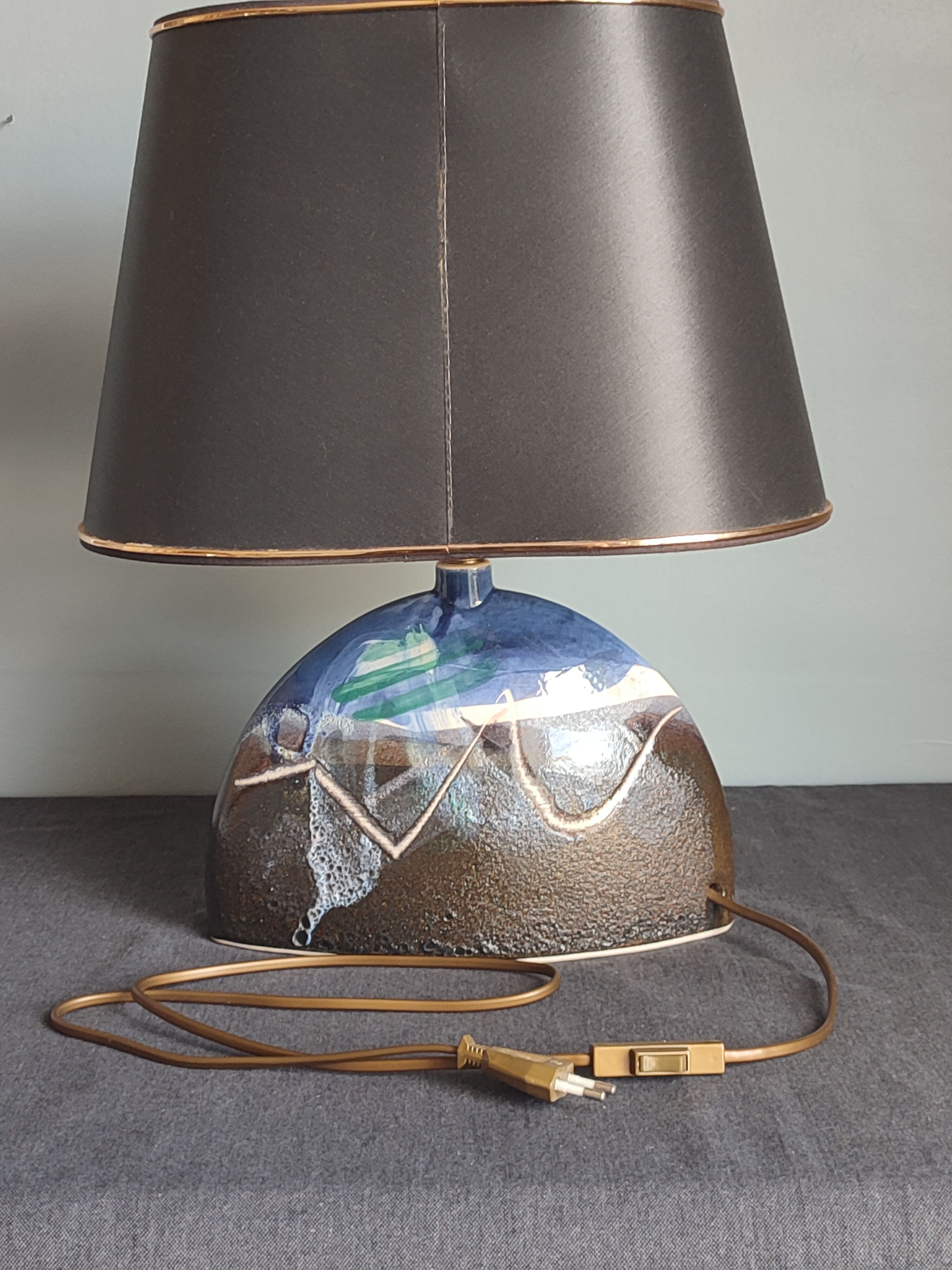 Table lamp with its vintage ceramic lampshade