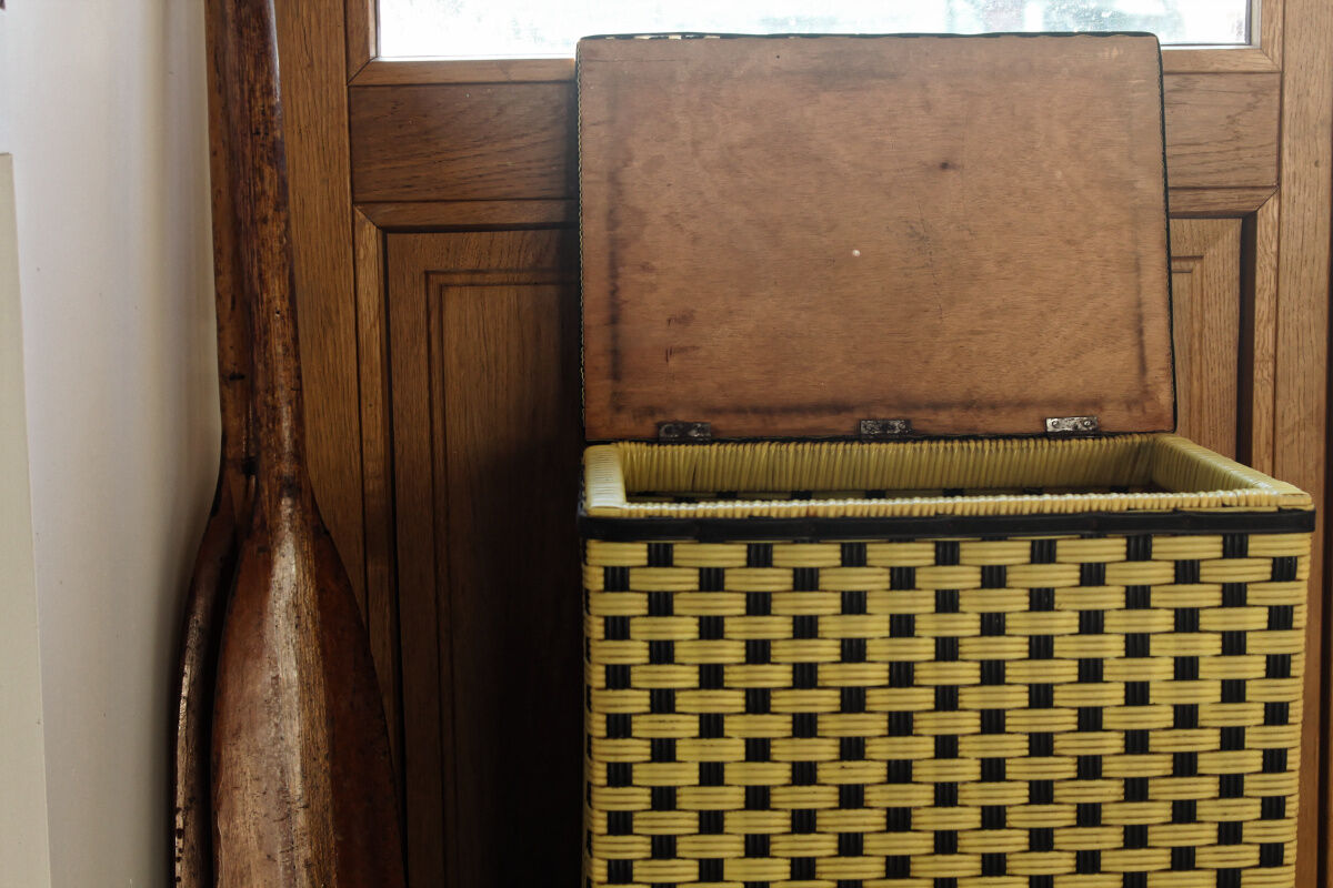 Vintage clothes basket in braided scoubidou