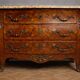 Commode galbée style Louis XV marquetée – Plateau marbre – Bronzes dorés -