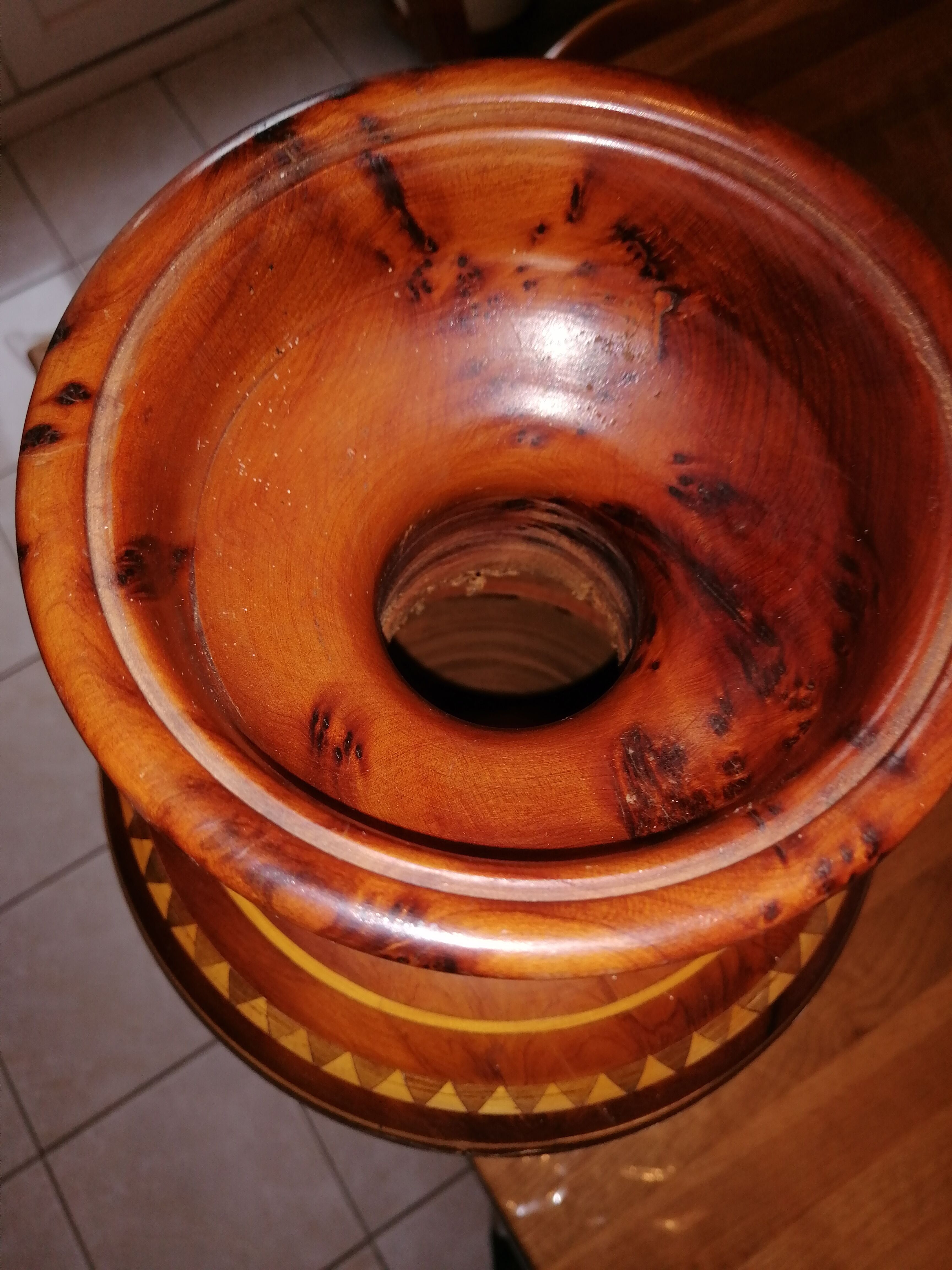 Vase en bois laqué et décoré