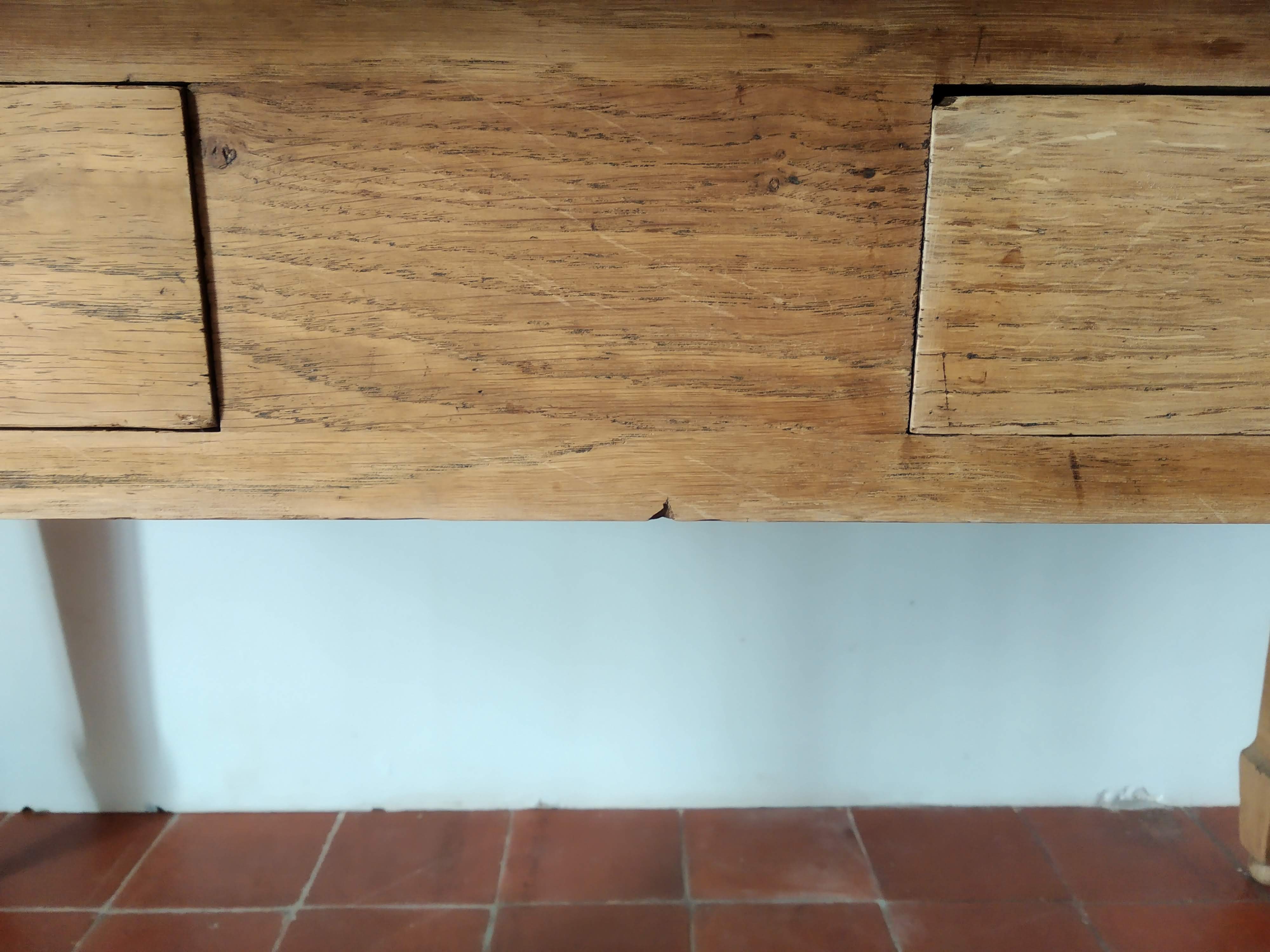 Antique oak table with 2 drawers