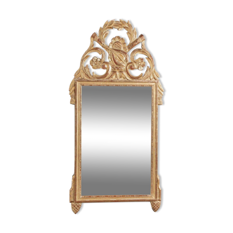 Miroir de style Louis XVI doré à la feuille attributs musicaux début XXe