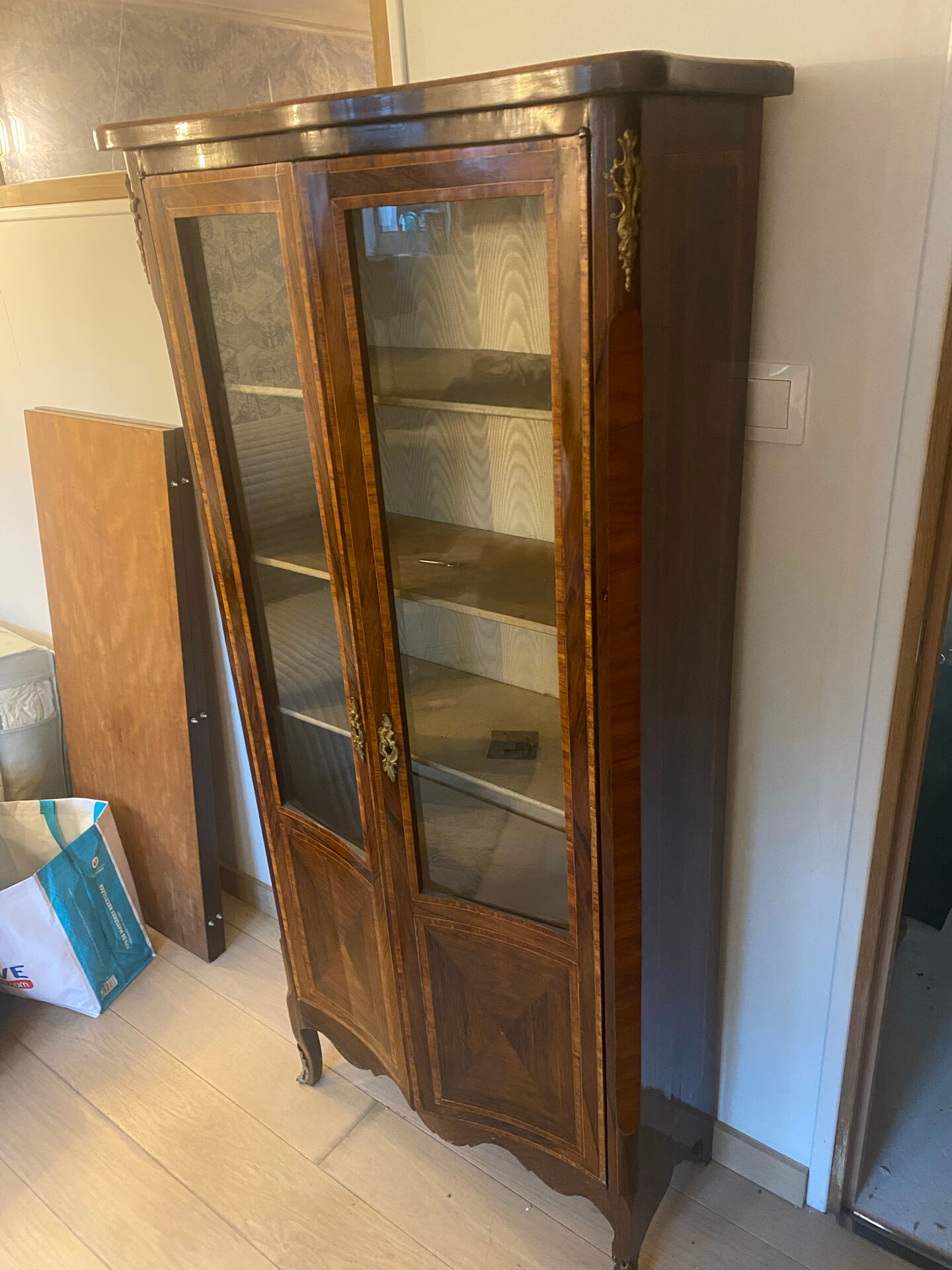 Napoleon III display cabinet in Louis XV style