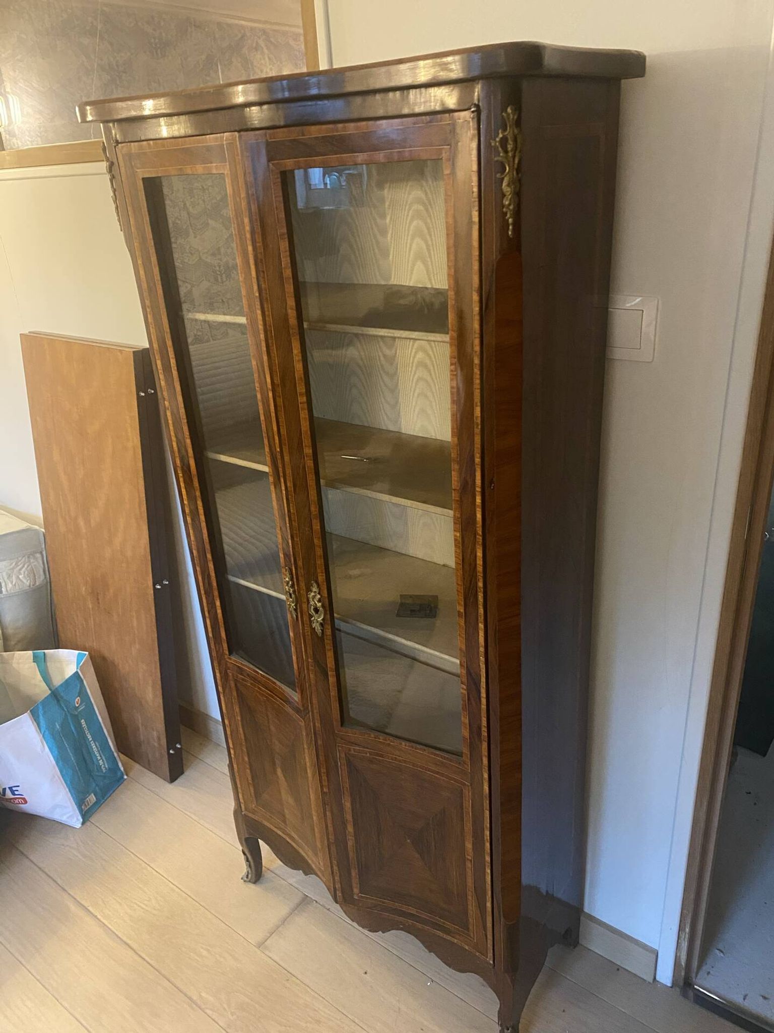 Napoleon III display cabinet in Louis XV style
