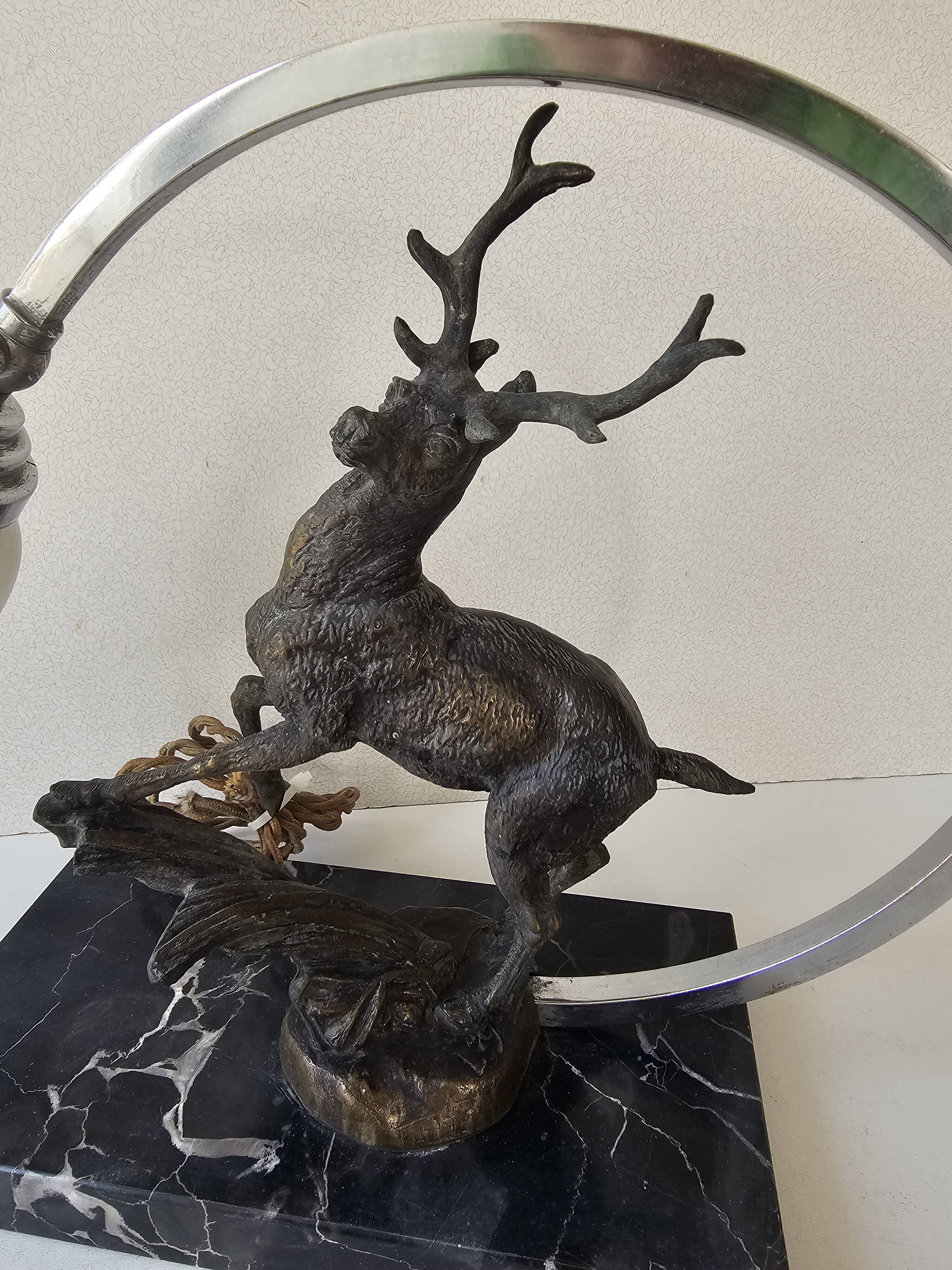 Lampe veilleuse de style Art Déco représentant un cerf sur un socle en marbre