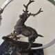 Lampe veilleuse de style Art Déco représentant un cerf sur un socle en marbre