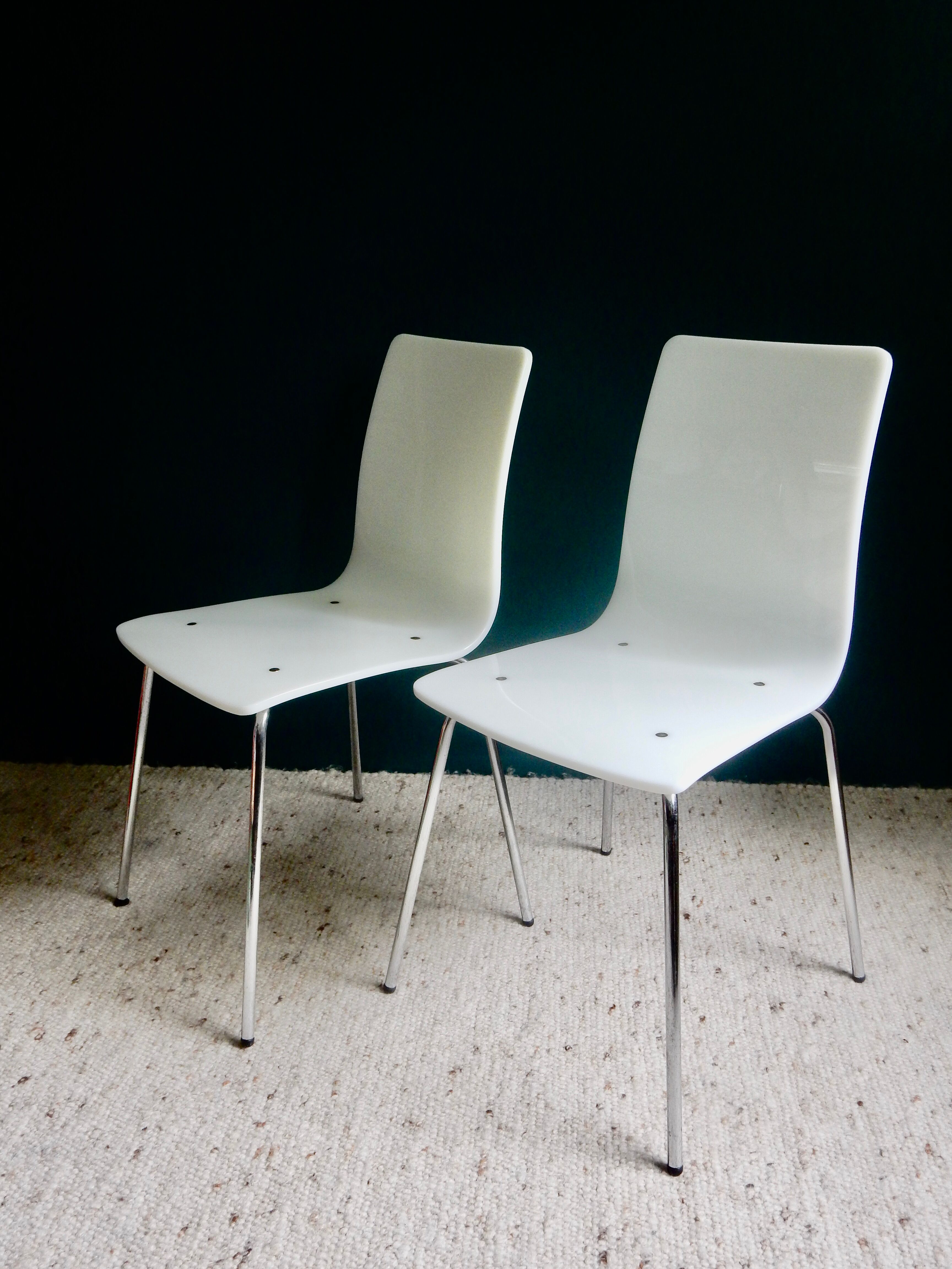 Paire de chaises blanches en plexiglas années 70