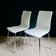 Paire de chaises blanches en plexiglas années 70