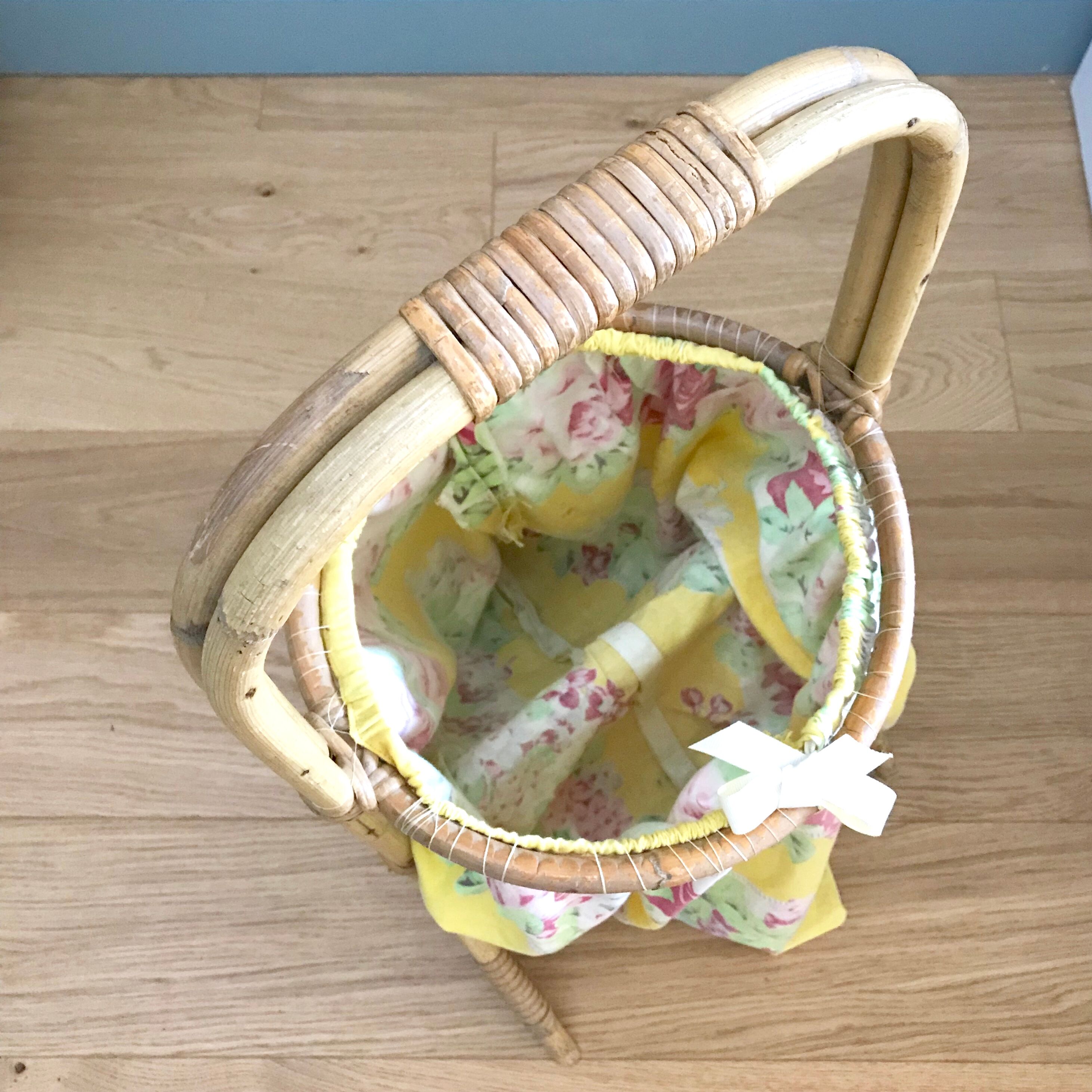 Worker in rattan and vintage fabric