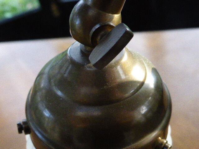 Reglable brass table lamp