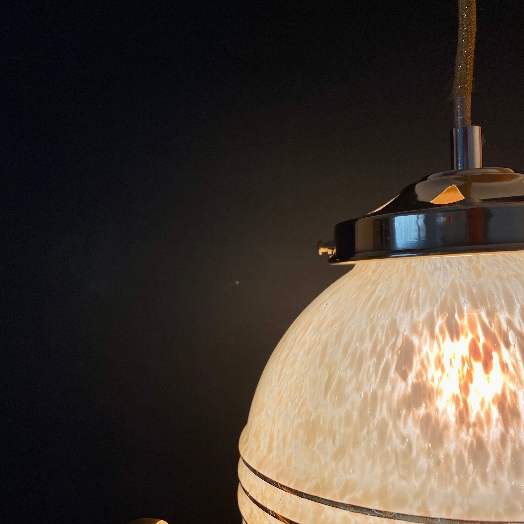Vintage globe suspension in yellow and gold in Clichy glass