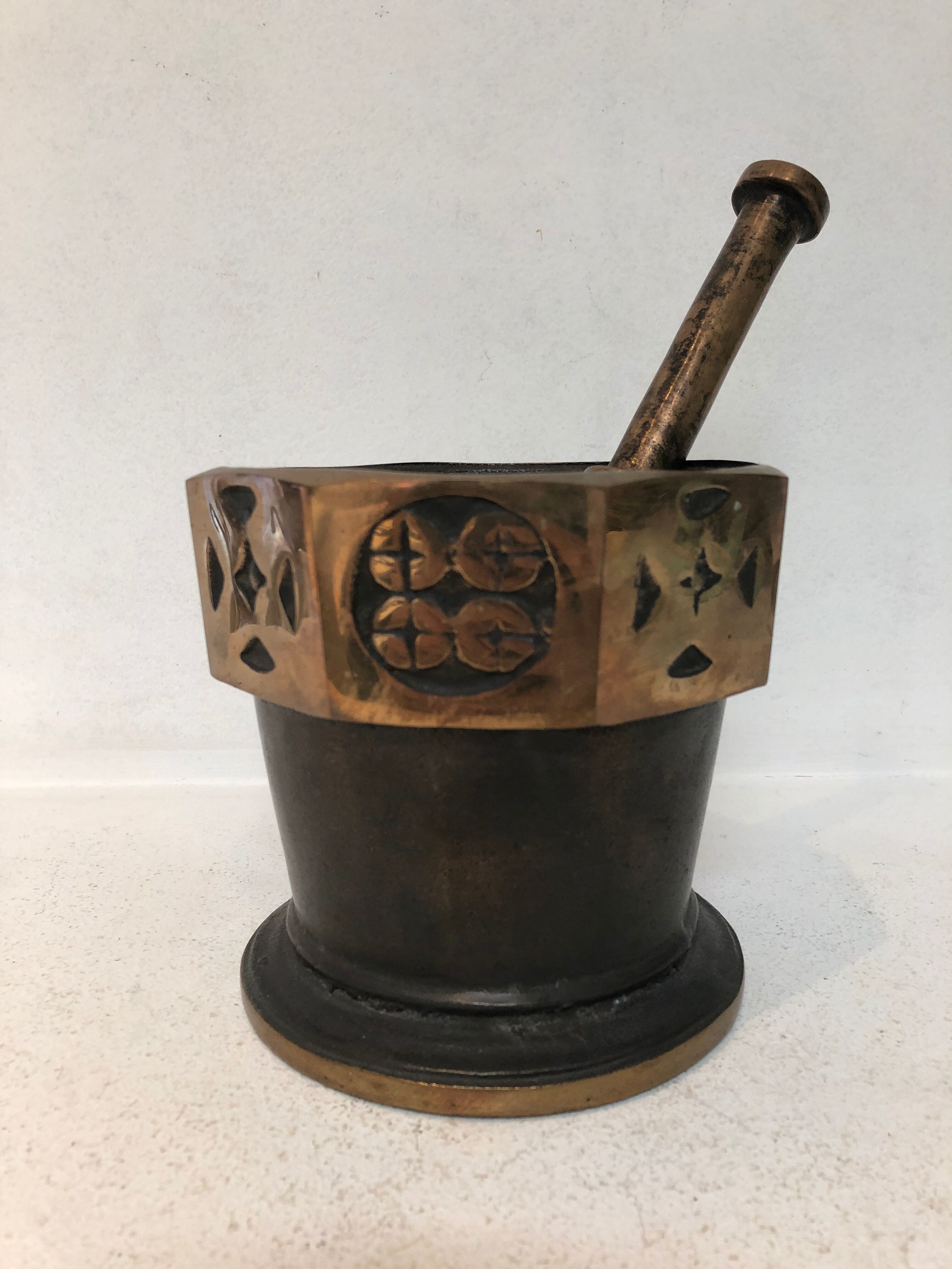 Bronze mortar, Art Deco, signed "The bronze"