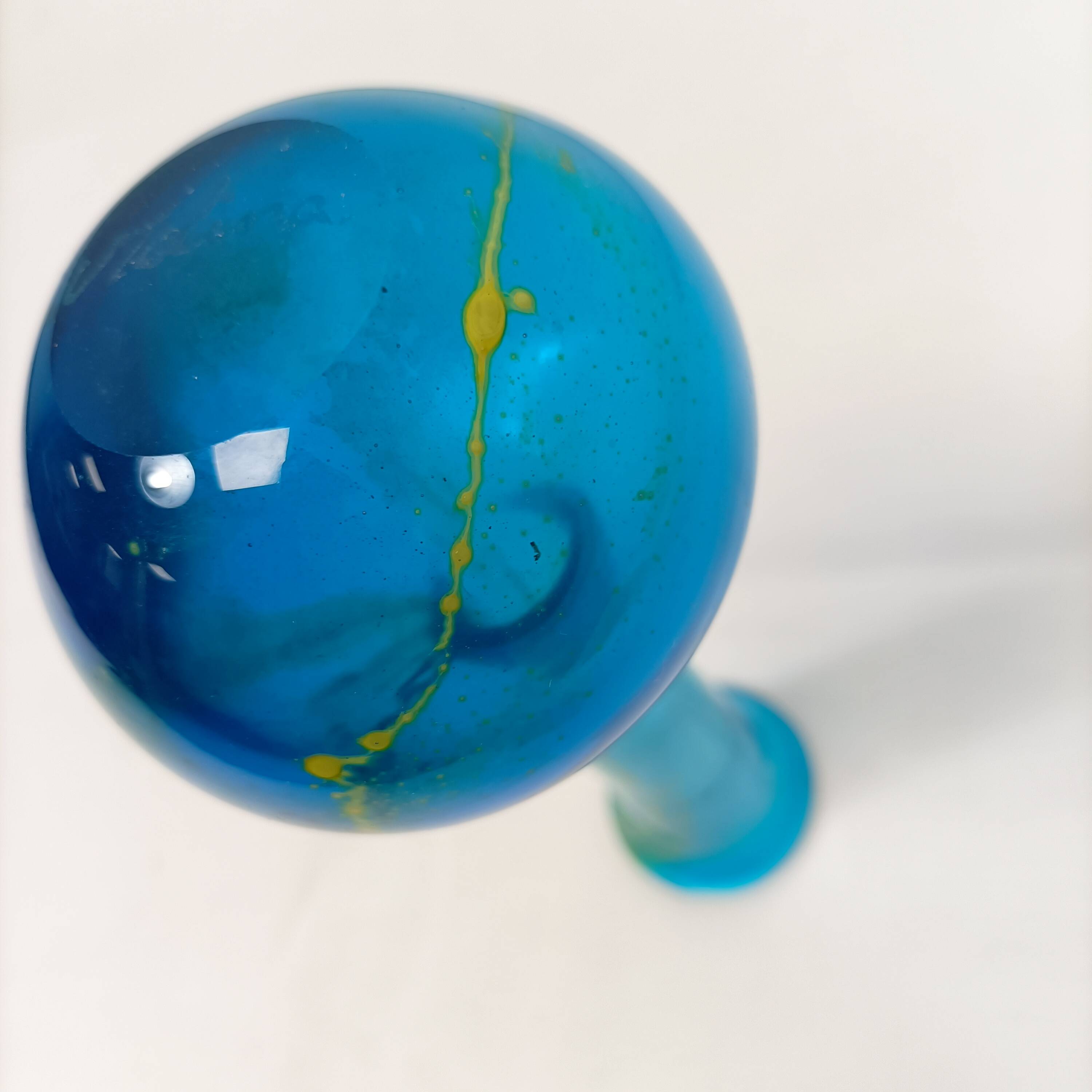 Vase soliflore en verre soufflé bleu veiné – design vintage 18 cm