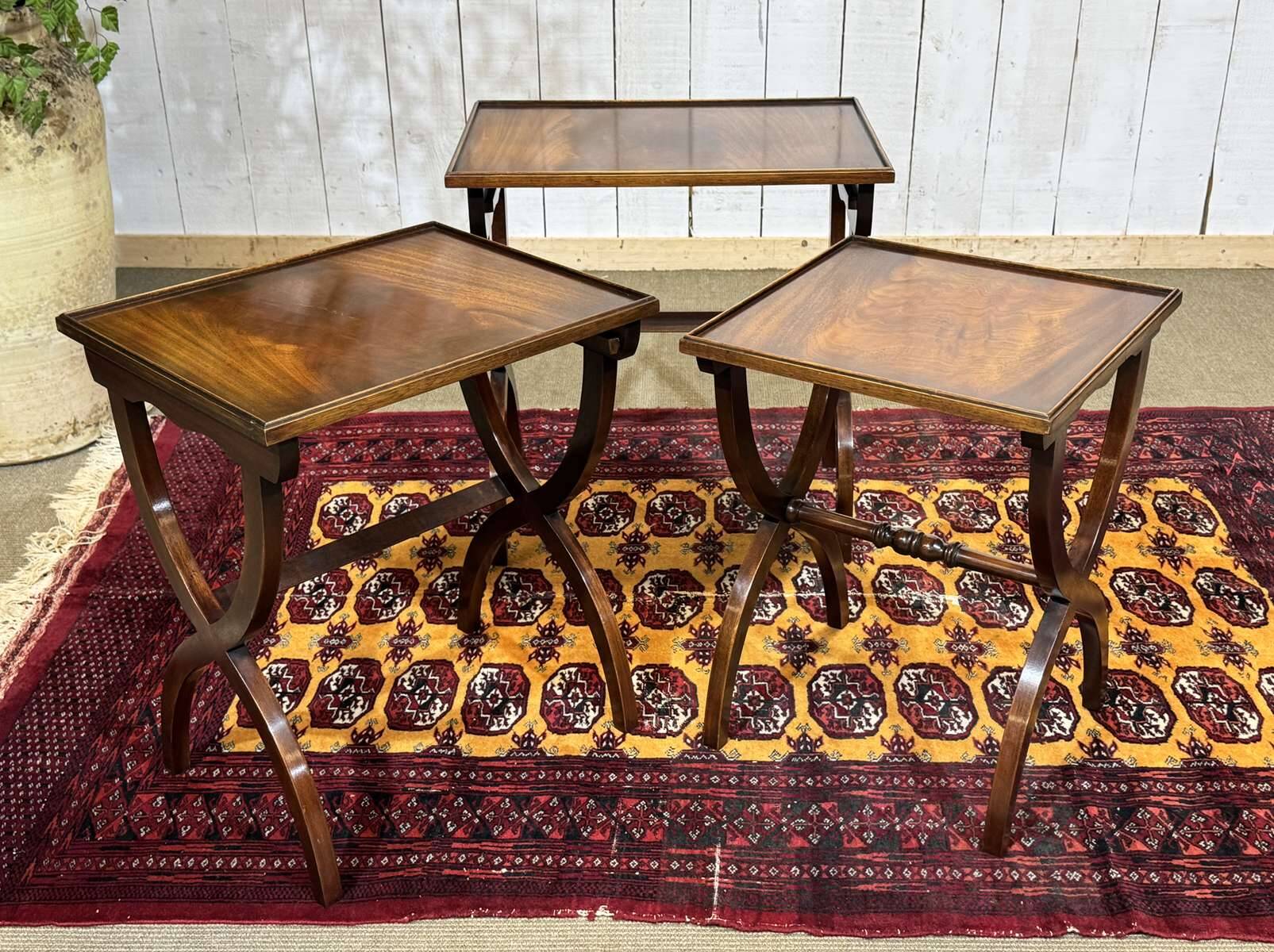 Suite de tables gigognes anglaises en acajou des années 1950