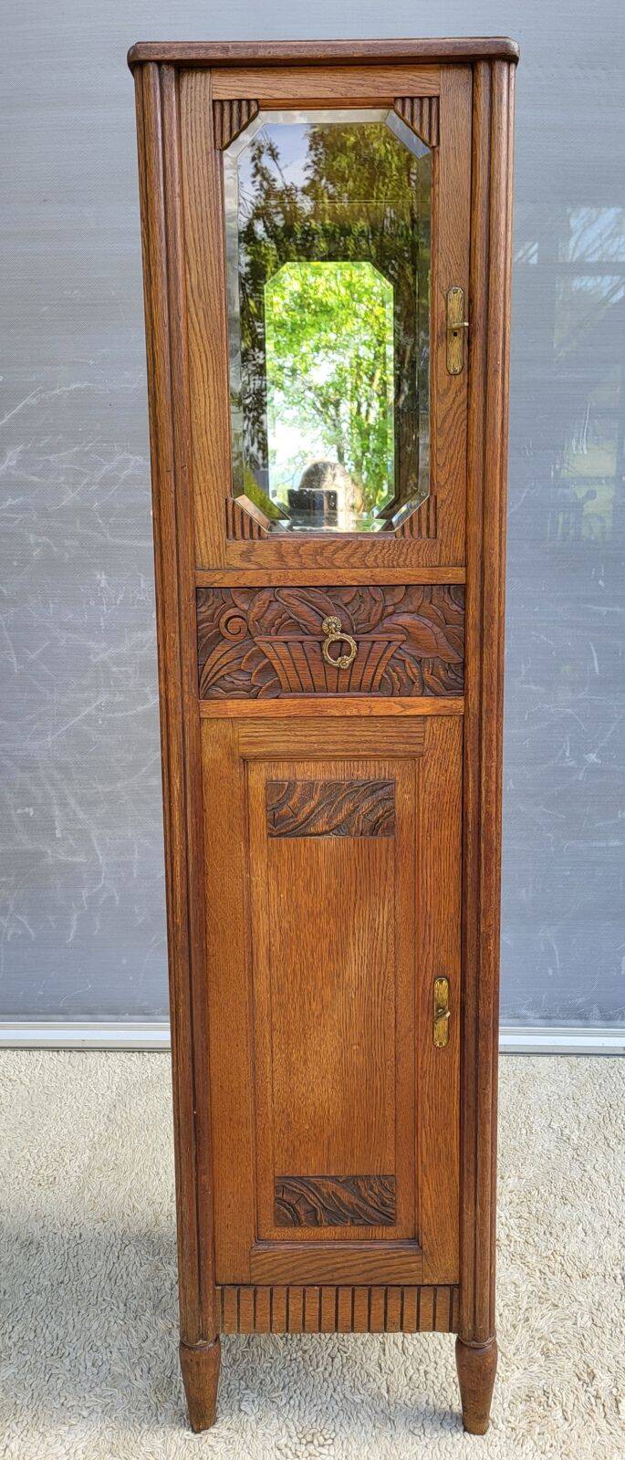 Art Deco display column for jewellery and accessories.