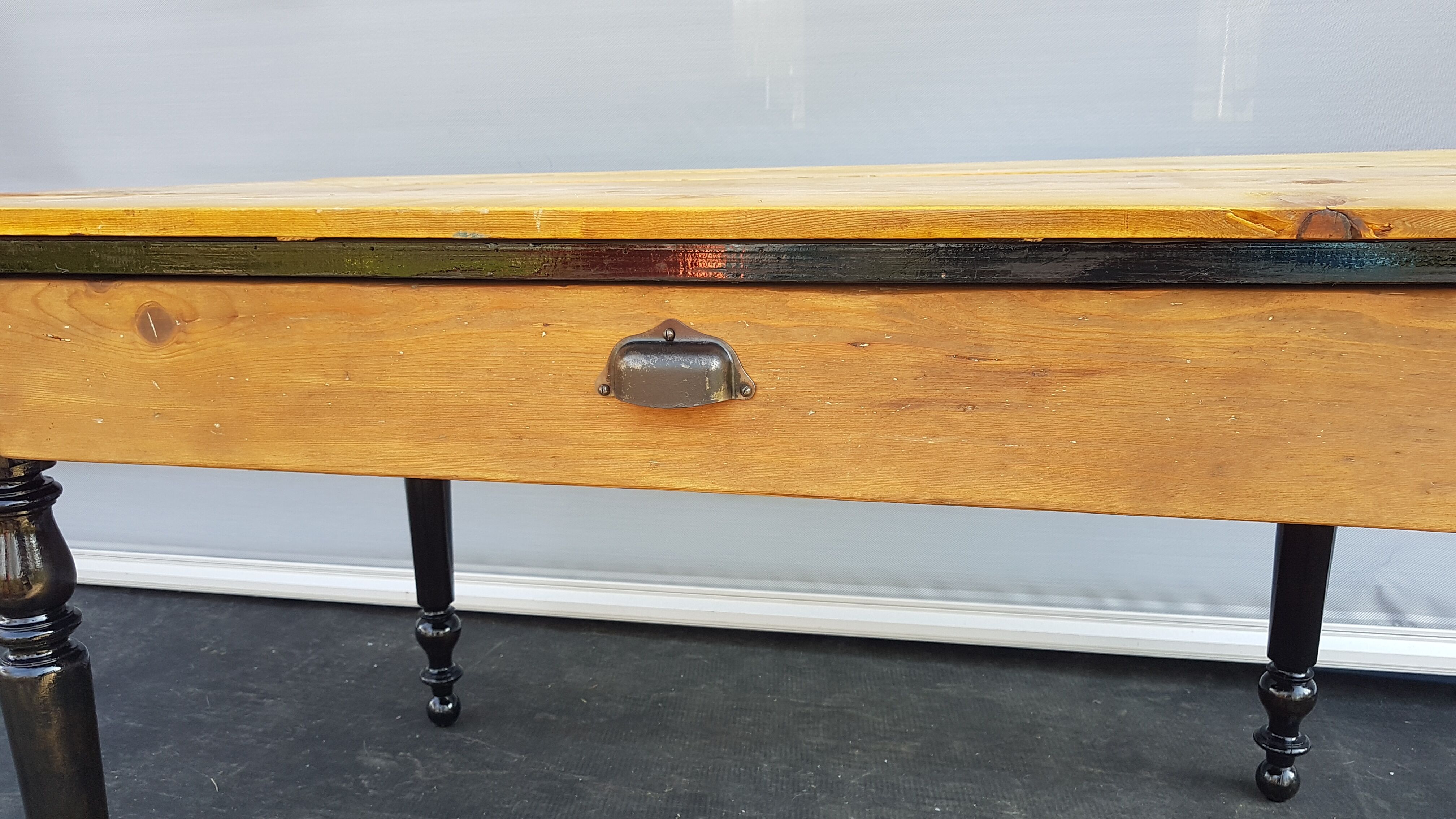 Table pine two-tone black and honey
