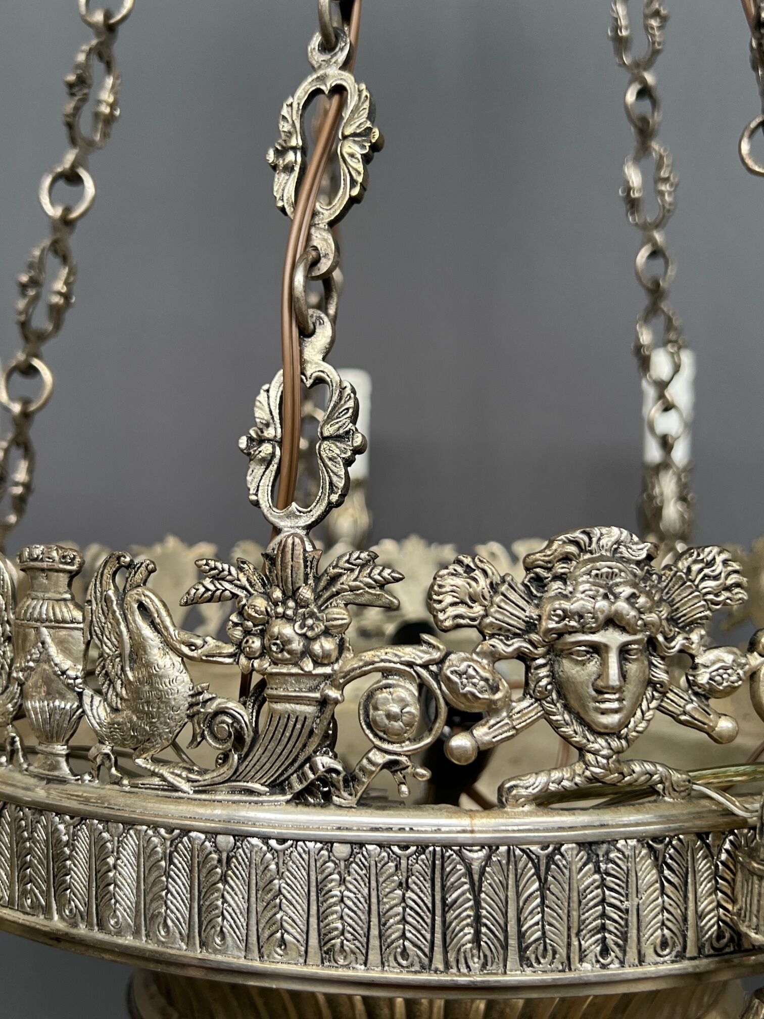 Grand lustre ancien rare en bronze massif argenté de style Empire 12 points lumineux.