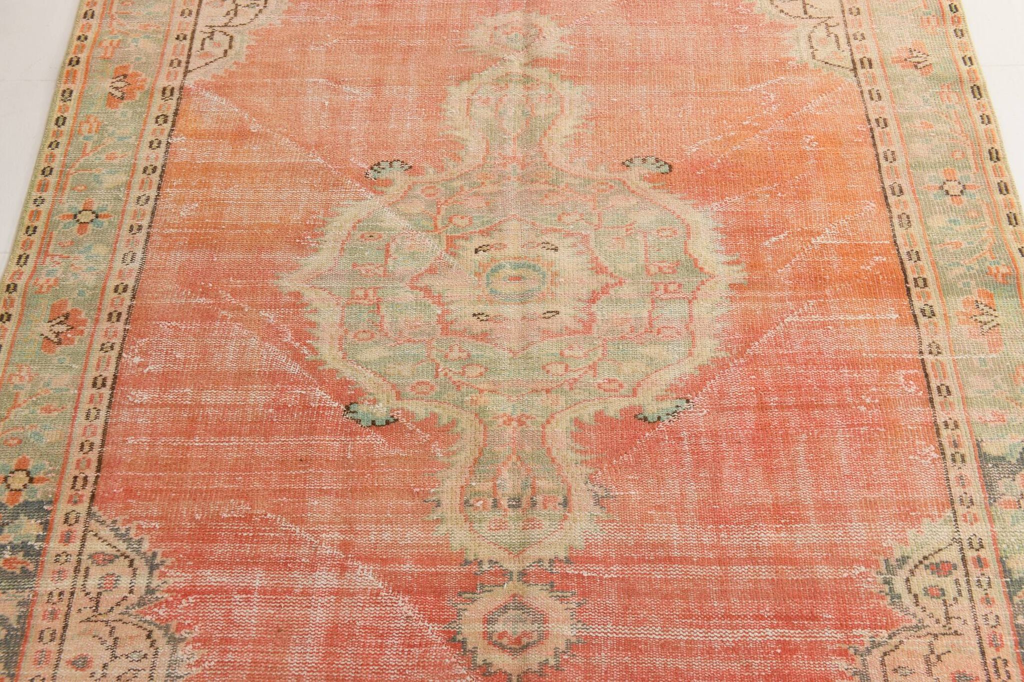 Tapis vintage rouge pâle