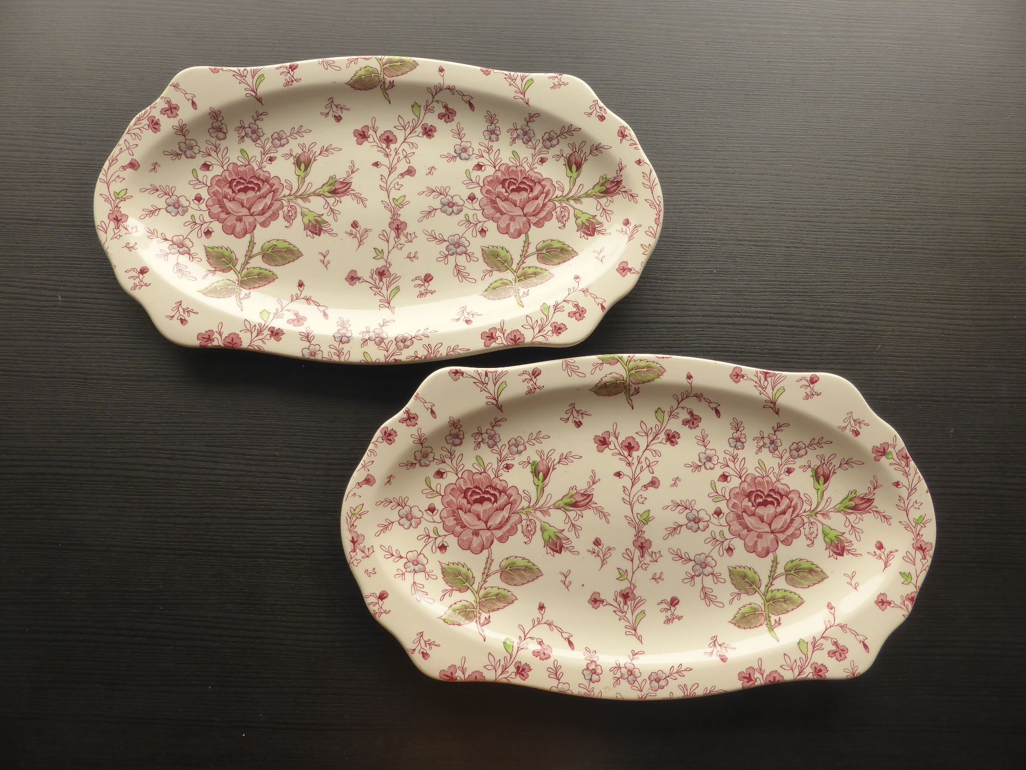 2 Oval ceramic dishes decorated with roses by Johnson Bros model Rose chintz