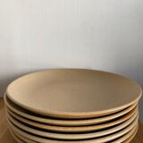 Flat stoneware plates