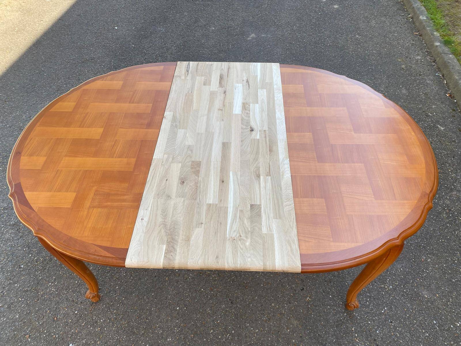 Louis XV oval extendable round table in solid wood and marquetry 160cm
