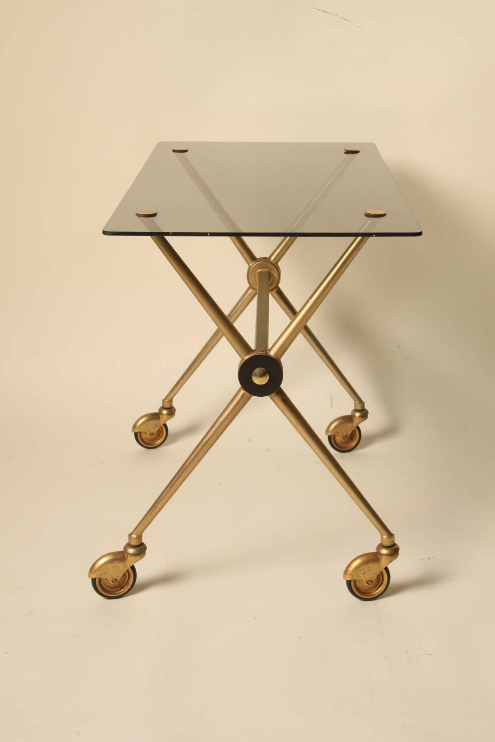 Table d’appoint en laiton et verre dans le style de Jacques Adnet