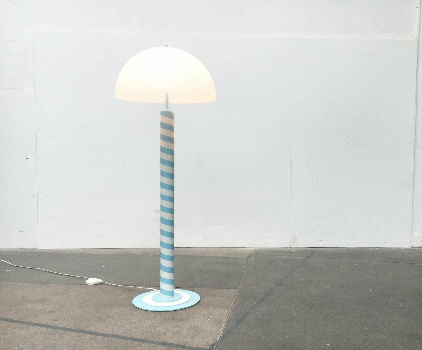 Lampe sur pied et lampe de table postmoderne allemande avec motif tourbillon bleu clair et blanc, années 1980, lot de 2