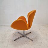 Set of 2 Swan Chairs by Arne Jacobsen and Fritz Hansen