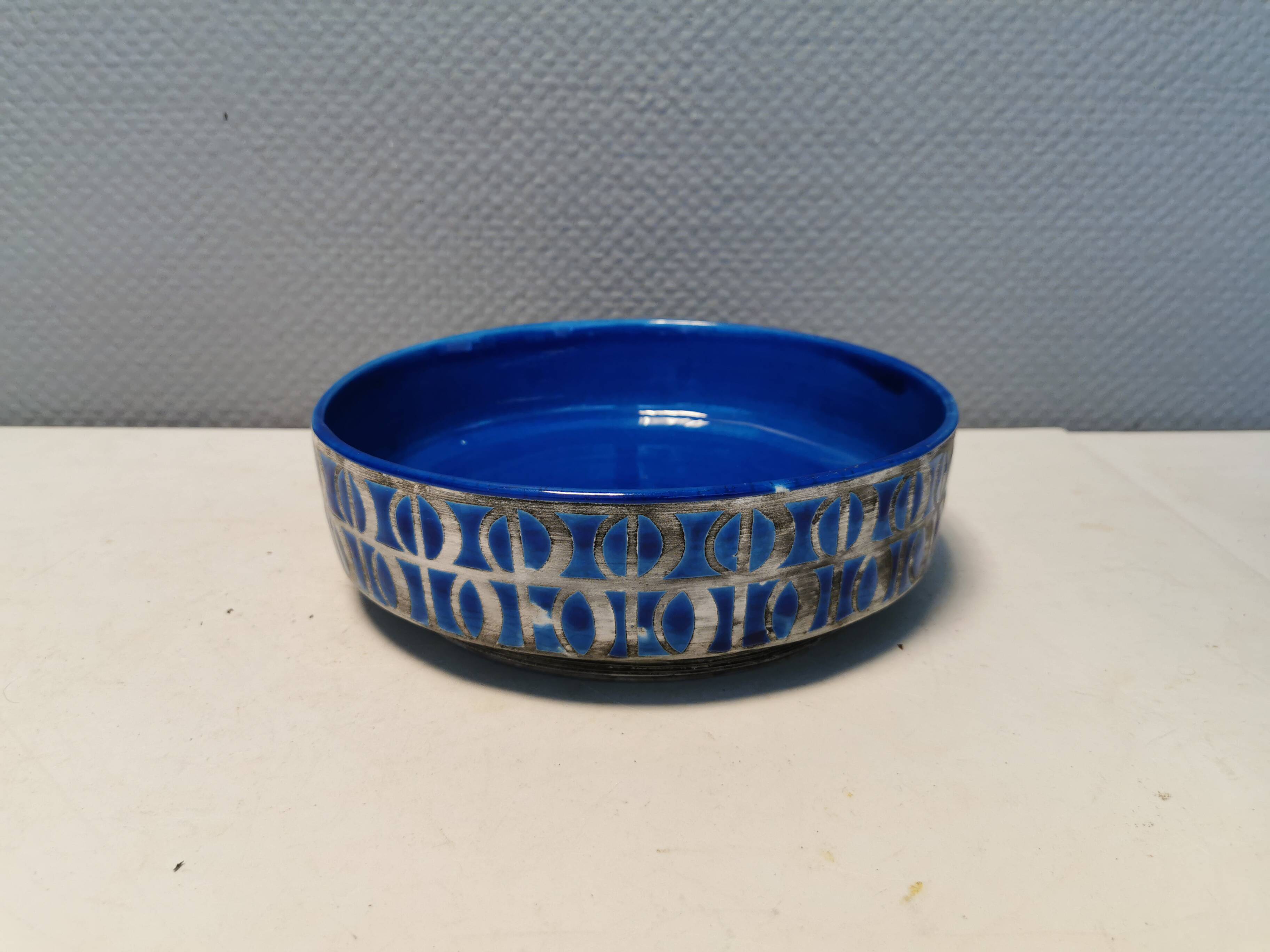Italian ceramic bowl in blue crackle glaze by Fratelli Fanciullacci and Alvino Bagni.