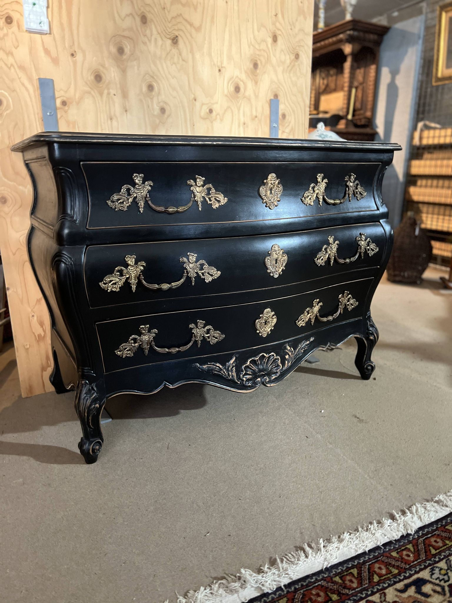 Curved chest of drawers, Louis XV style, Bordeaux type, lacquered in black