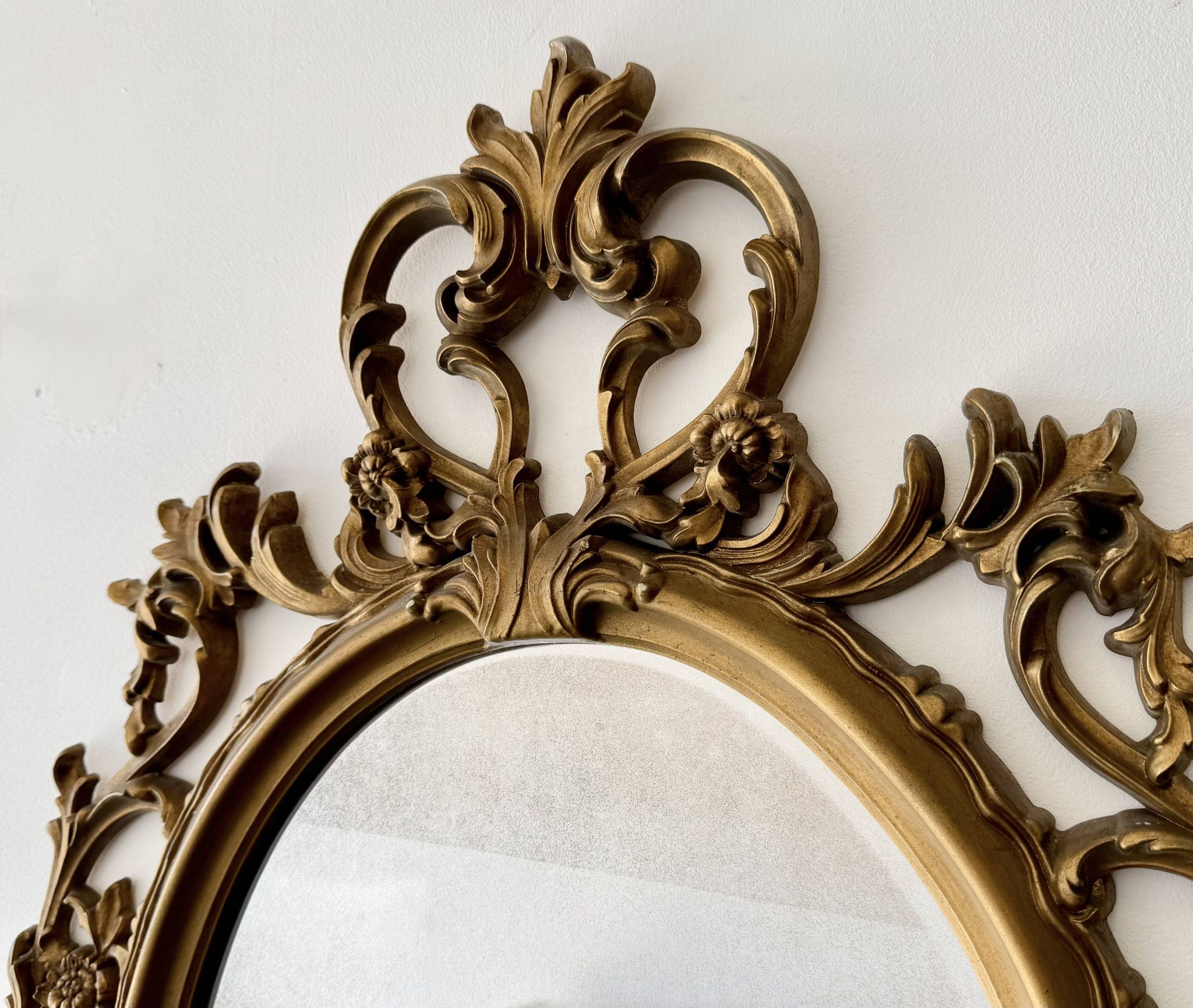 Miroir ovale en or de style baroque par Roberta Wood
