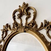 Miroir ovale en or de style baroque par Roberta Wood