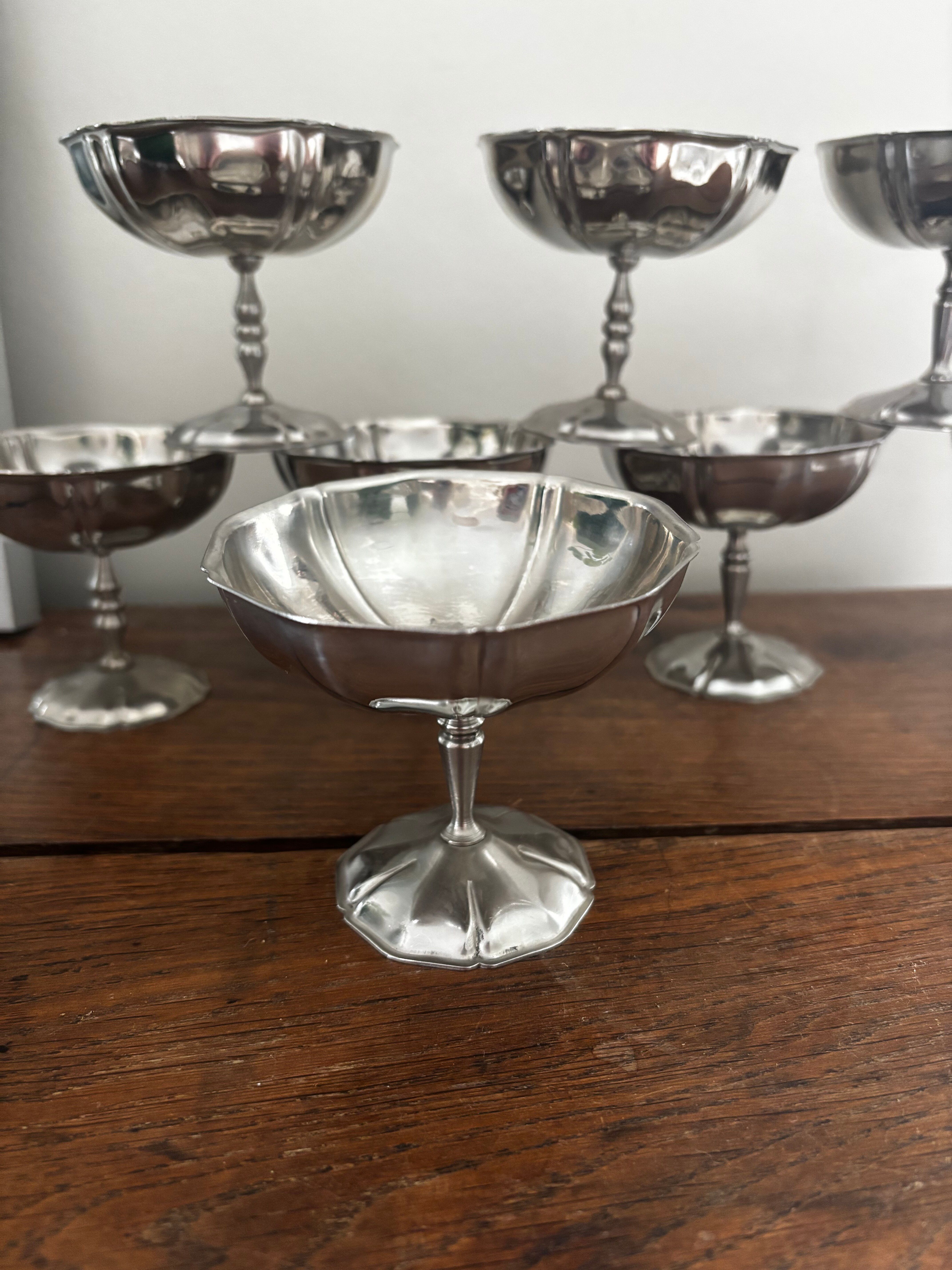 Lot de 8 coupes à glace en inox finement ciselées