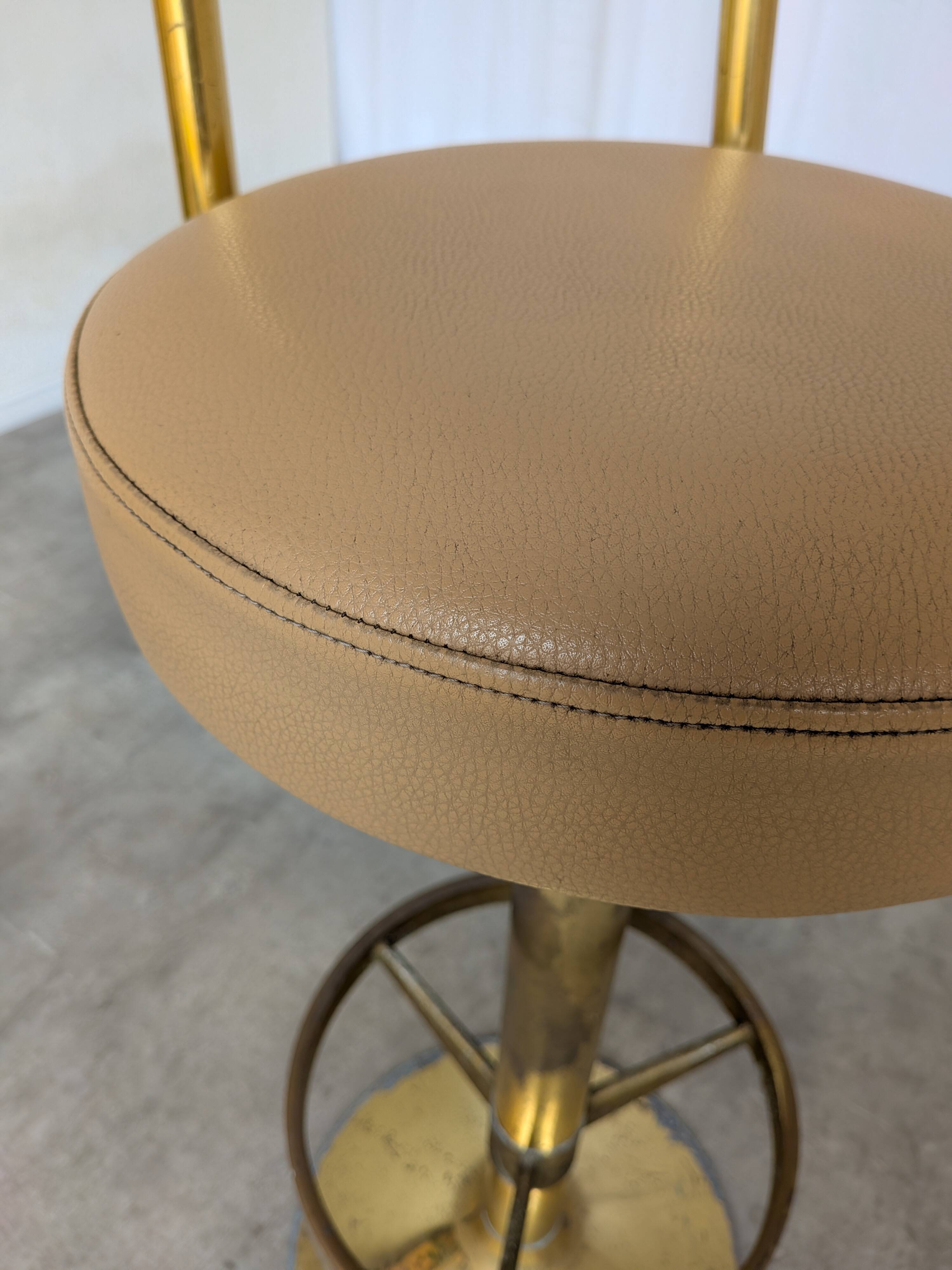 Tabouret de bar italien mid-century modern en laiton et cuir