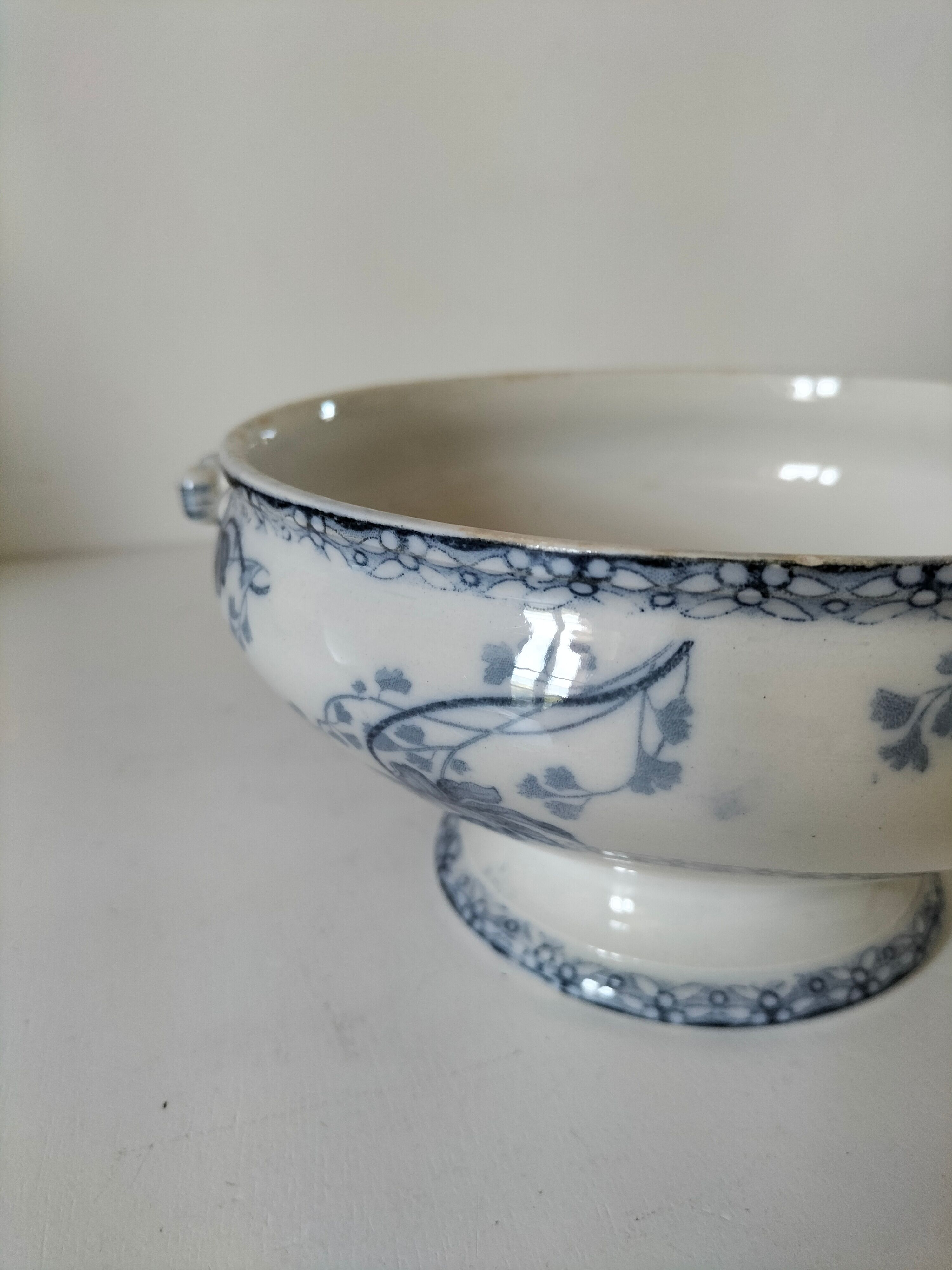 Vegetable dish U&C Sarreguemines with handles, Royat model in blue decoration.
