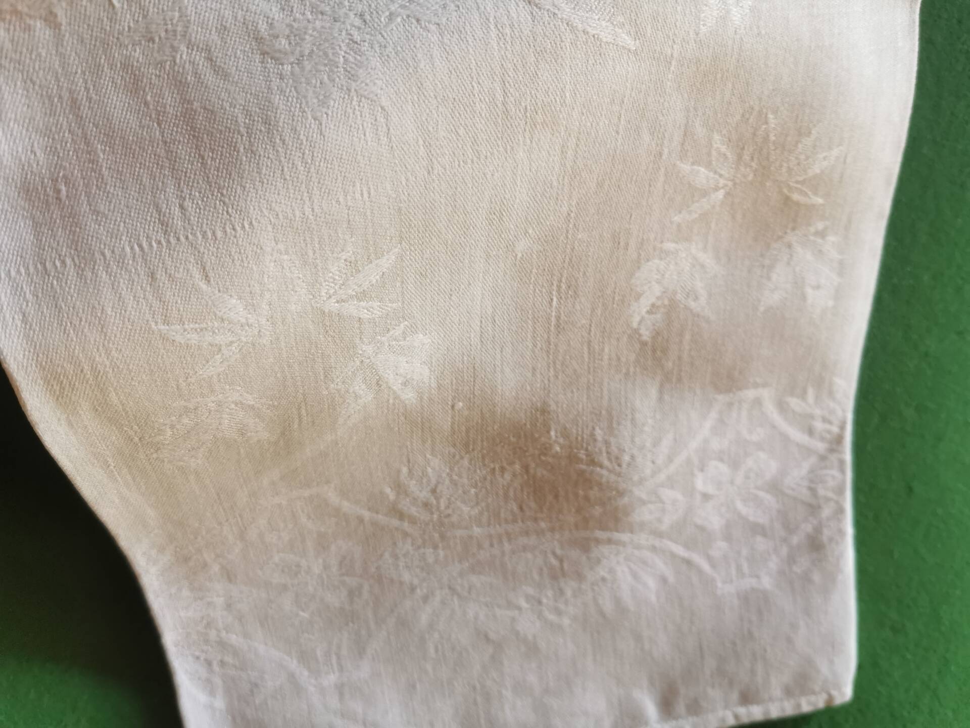 12 damask linen table napkins with an antique silk monogram from the 19th century.