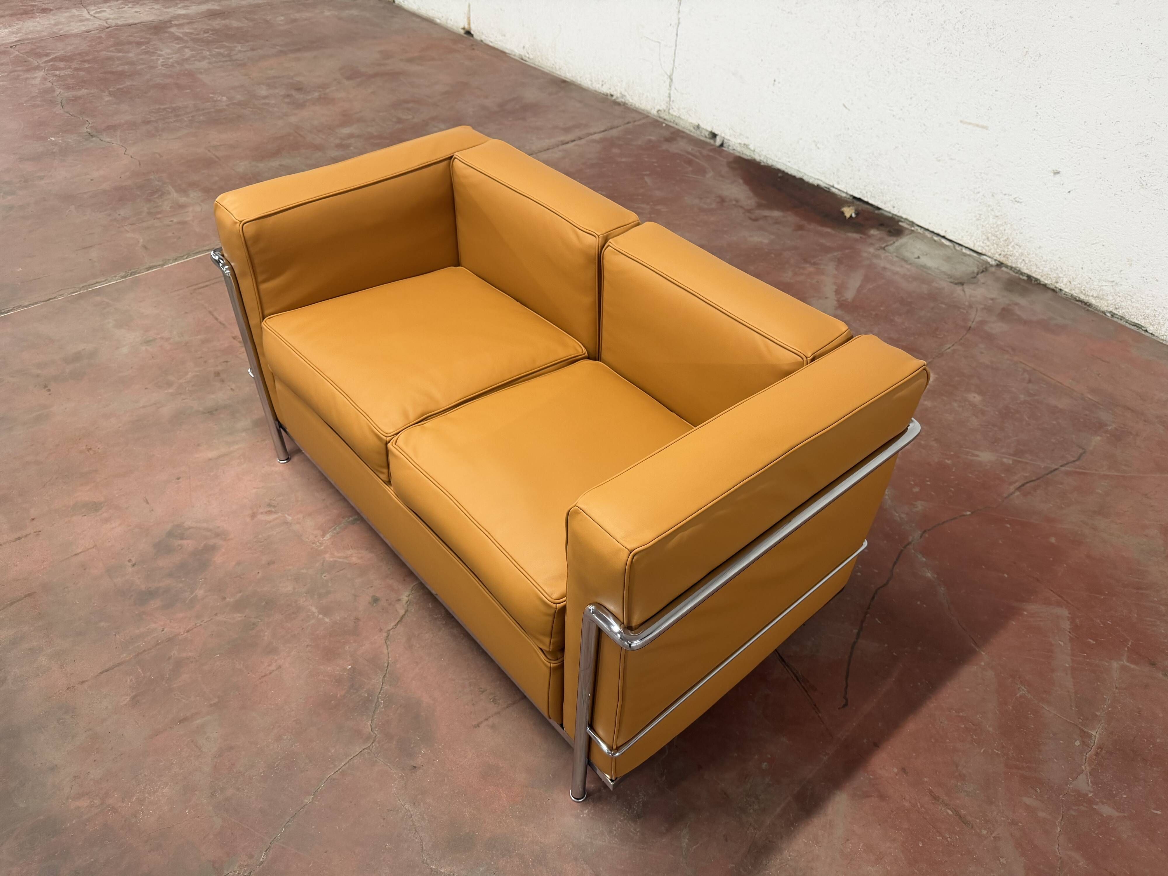 Original Cassina 2-seater Le Corbusier LC2 Cognac Camel leather IN NEW CONDITION!!