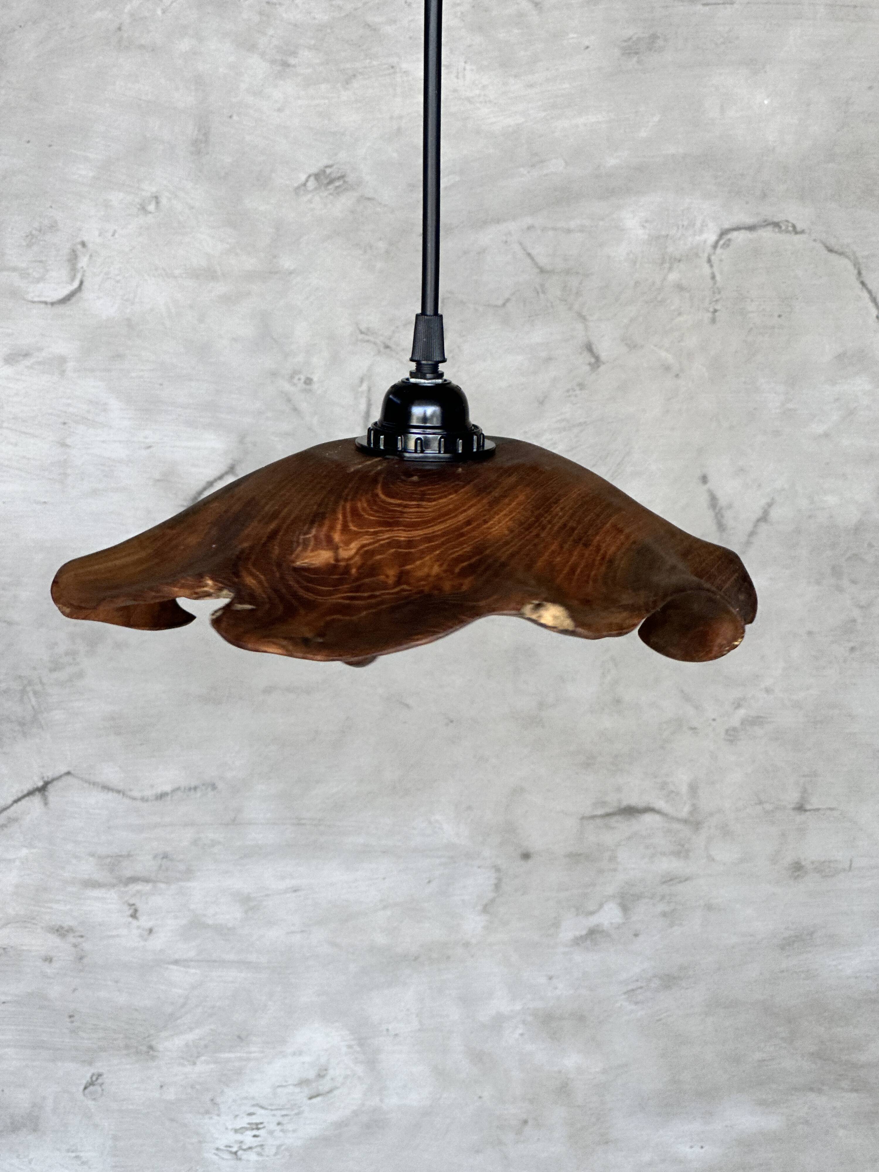 Small pendant light in corrugated teak leaf (Small D:30 H:20)
