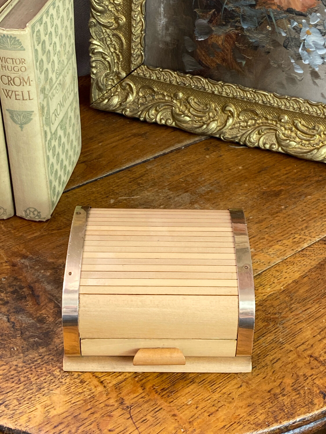 Sliding lid cigarette or cigarillo box