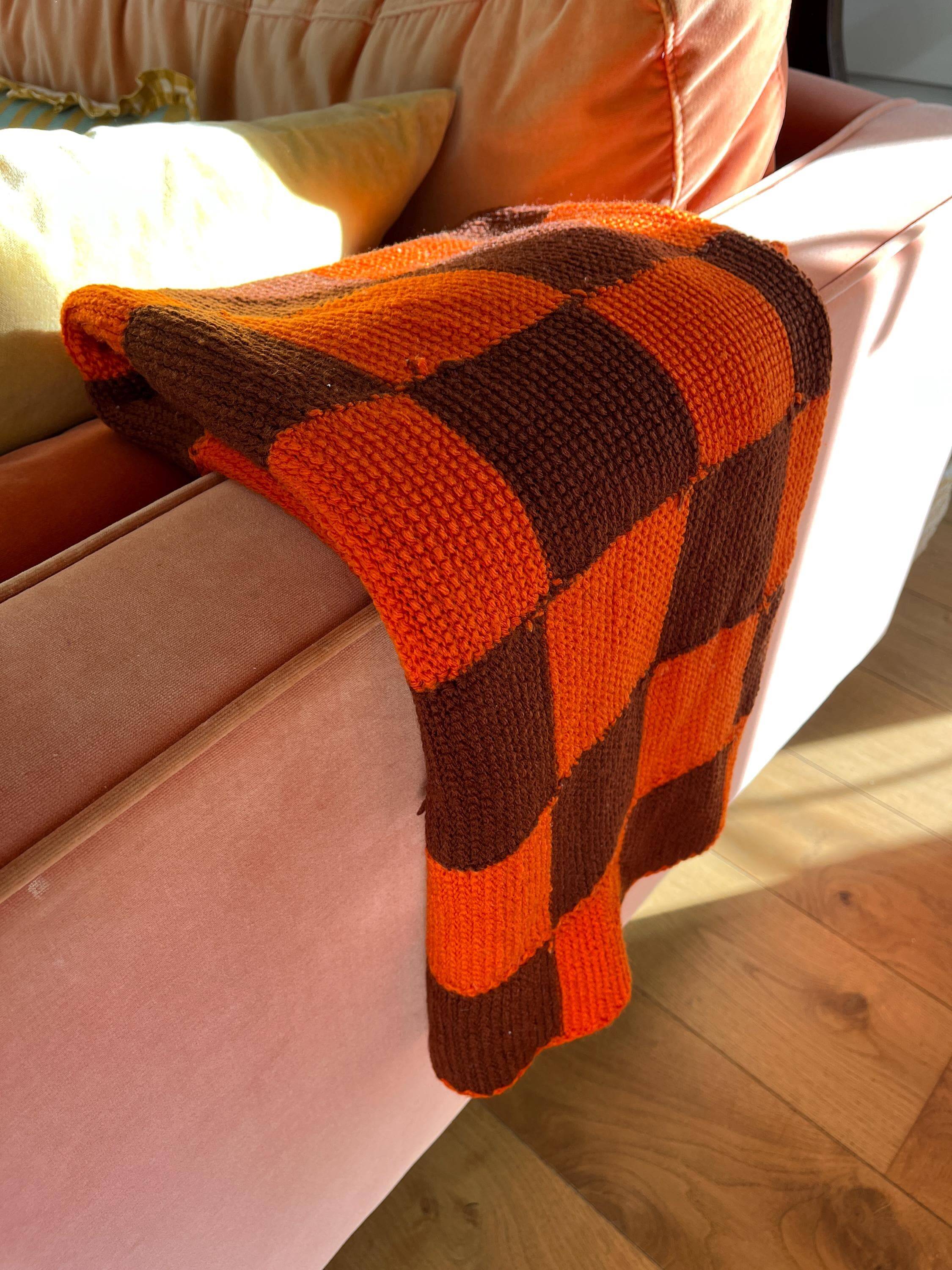 Vintage hand-knitted wool vichy blanket 110x88.