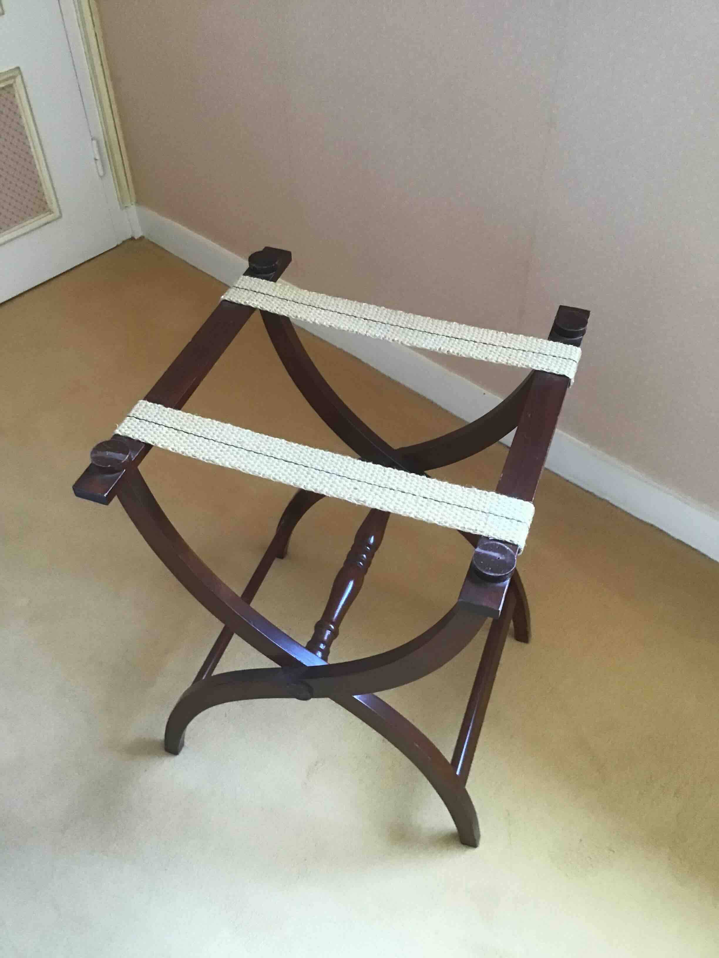 Beautiful marine table in solid mahogany, elegant and practical.