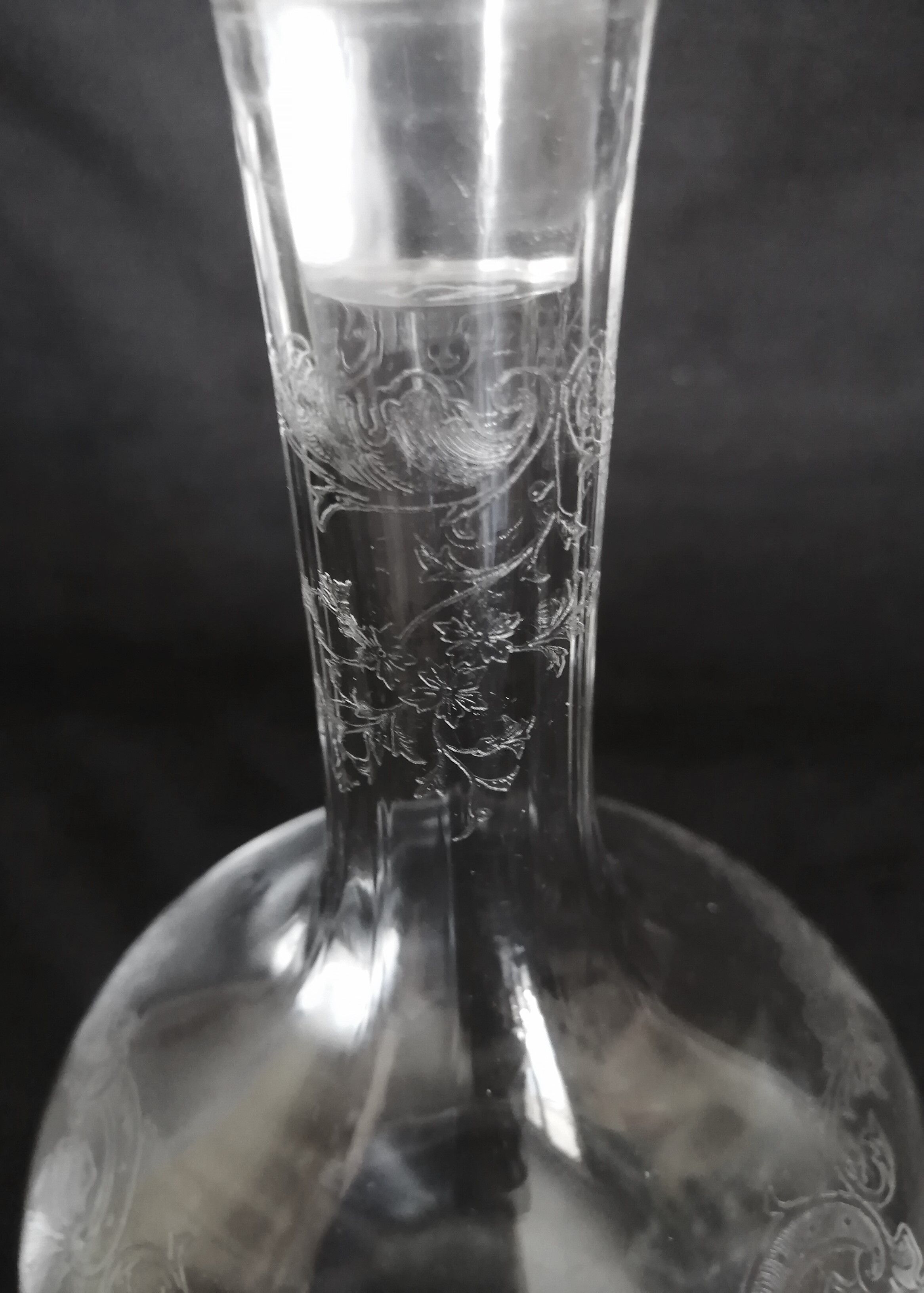 9 crystal white wine glasses from St. Louis model Cléo and their decanter.