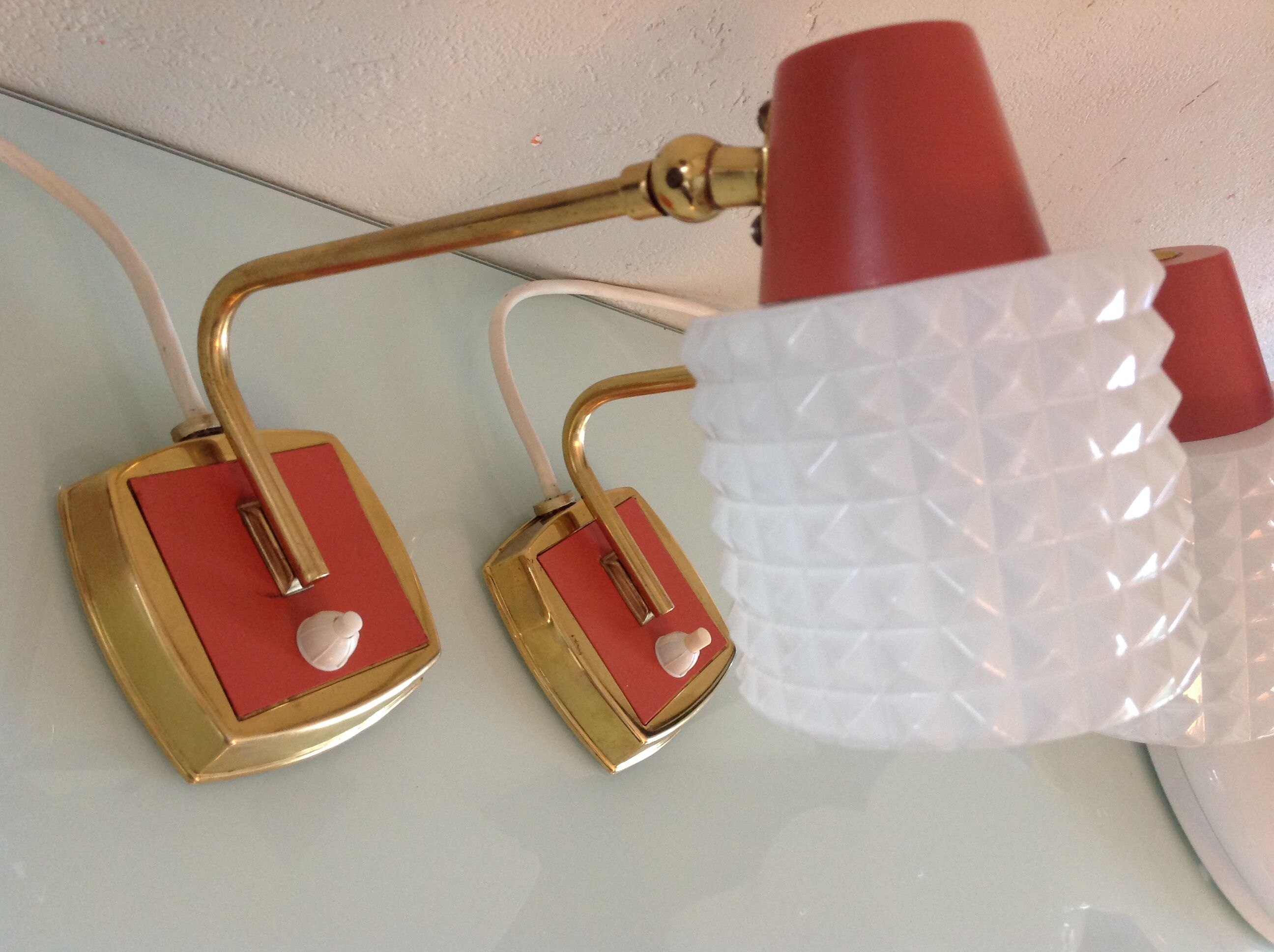 Pair of bedside lamps in structured white opaline and brass, vintage 60