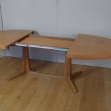 Oak oval table with extension cords