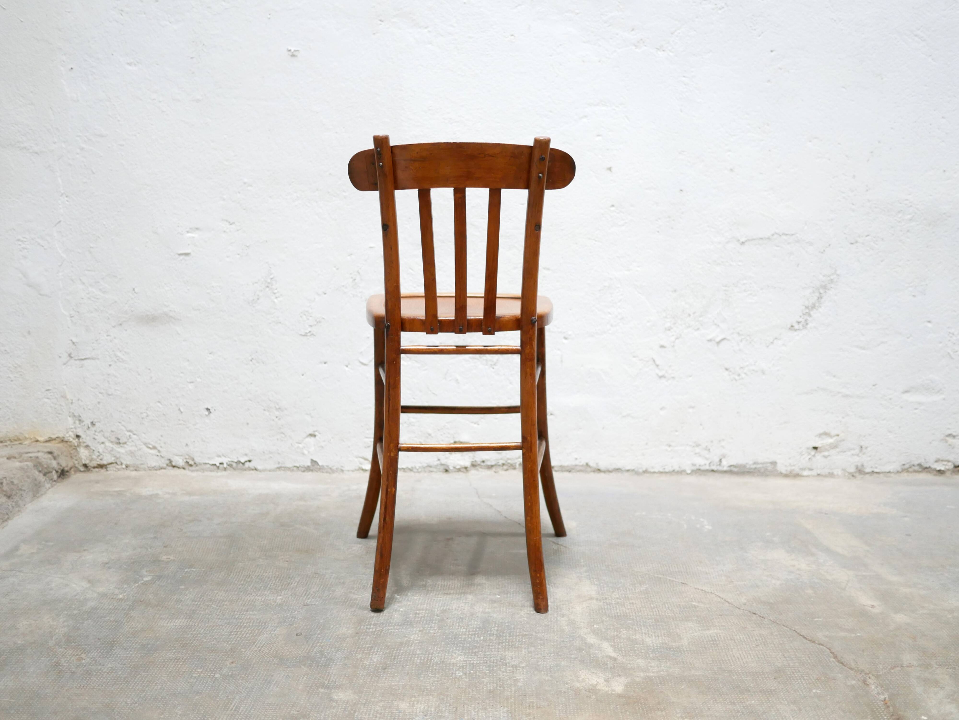 Chaise de bar vintage en bois par les éditions Luterma