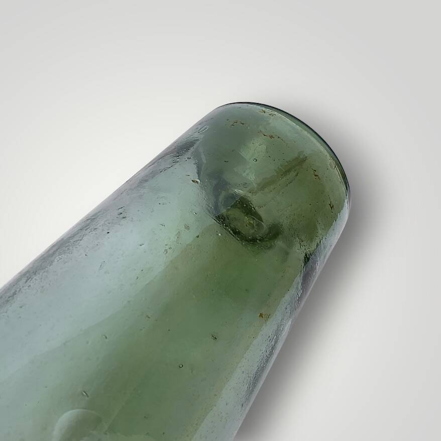 Ancienne grande bouteille artisanale en verre soufflé vert – H50 cm